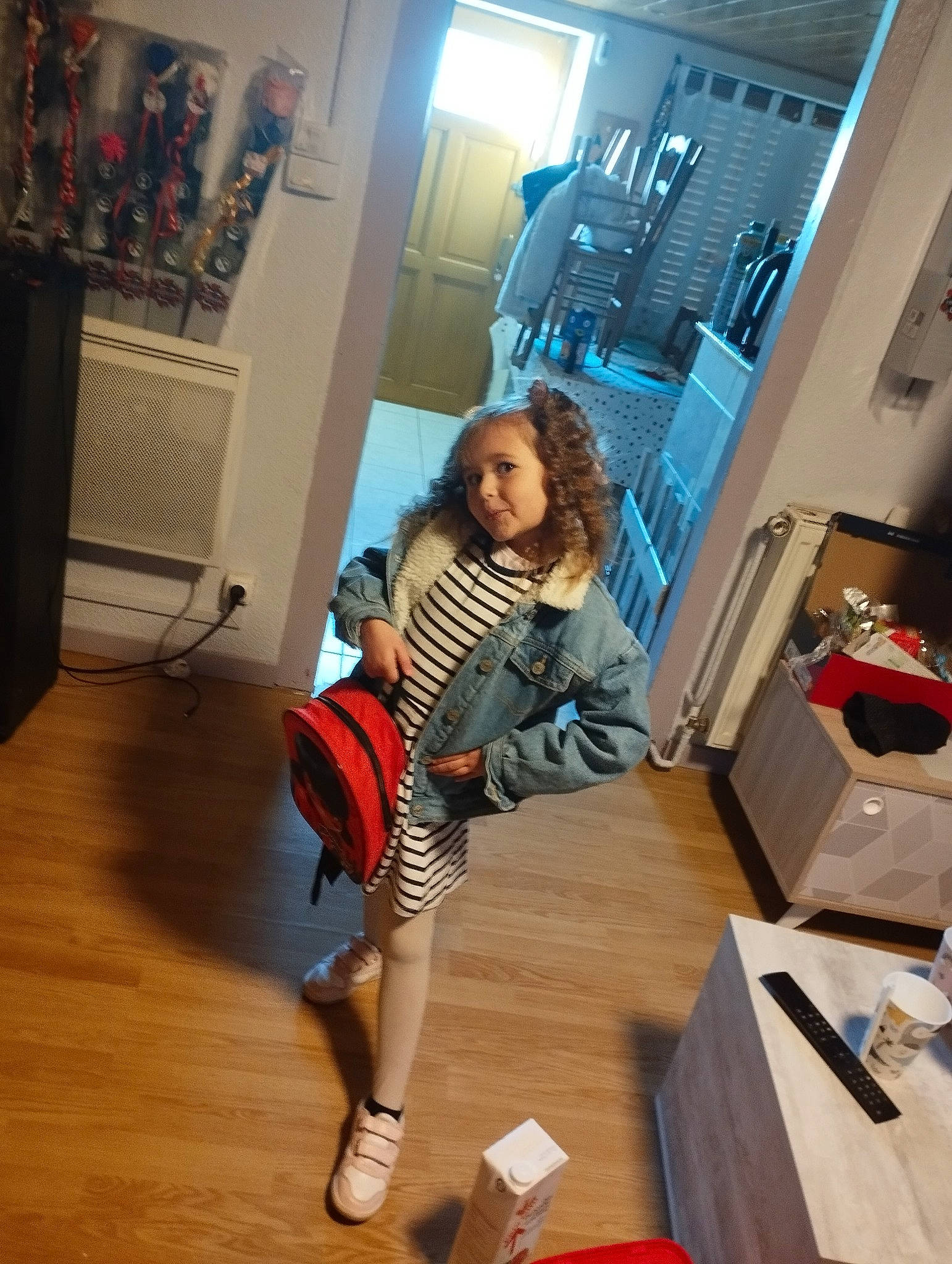 Lindsey a rejoint le concours — aidez-le/la à gagner de superbes lots ! backpack, bag, boot, eyewear, flooring, fun, hardwood, human_leg, knee, laminate_flooring, leisure, luggage_and_bags, person, room, shoe, shorts, sportswear, stairs, thigh, wood