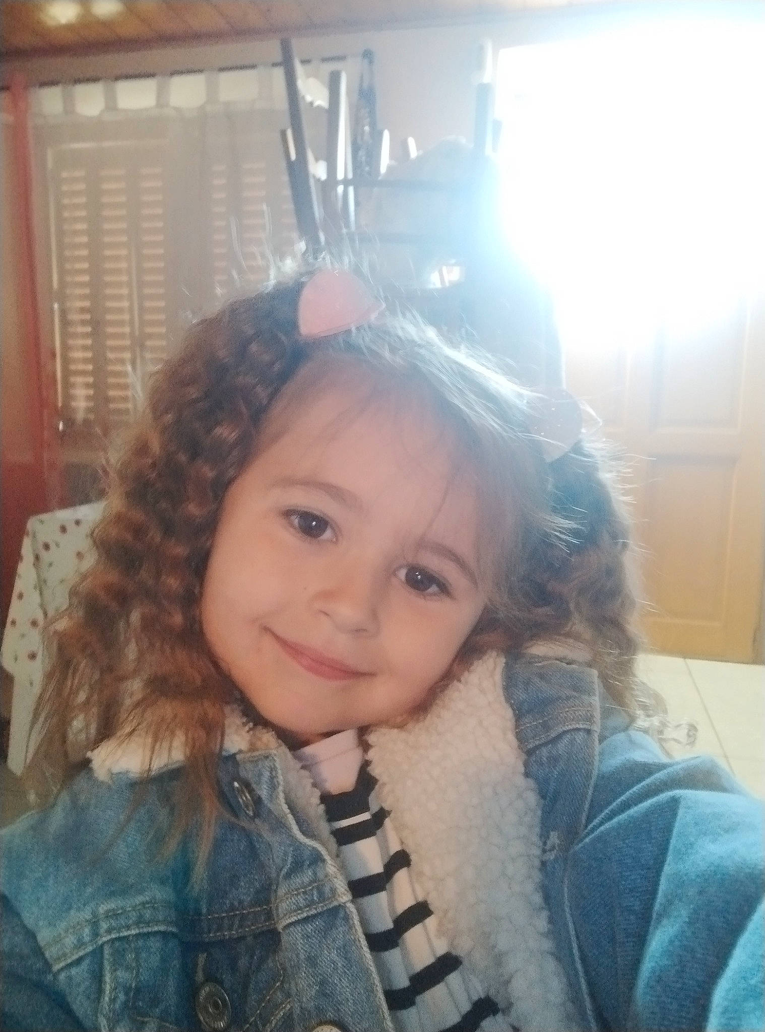 Lindsey participe au concours pour gagner de l'argent avec cette photo : audio_equipment, black_hair, blond, cheek, cool, ear, eye, eyebrow, eyelash, eyewear, happy, iris, joy, lip, long_hair, nose, outerwear, person, selfie, skin