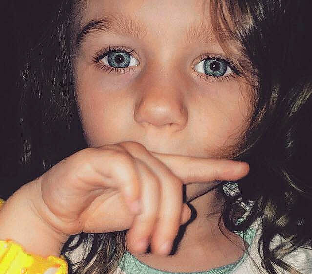 Lyna a rejoint le concours — aidez-le/la à gagner de superbes lots ! black_hair, brown_hair, cheek, child, chin, close_up, emotion, eye, eyebrow, face, forehead, girl, hand, head, human_hair_color, lip, mouth, nose, person, skin