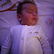 Andréa a rejoint le concours — aidez-le/la à gagner de superbes lots ! baby, sleeping, onesie, sheep, pacifier, blanket, bib, happy_family, infant, clothing, soft, cute, child, resting, indoors, peaceful, newborn, face, head, person