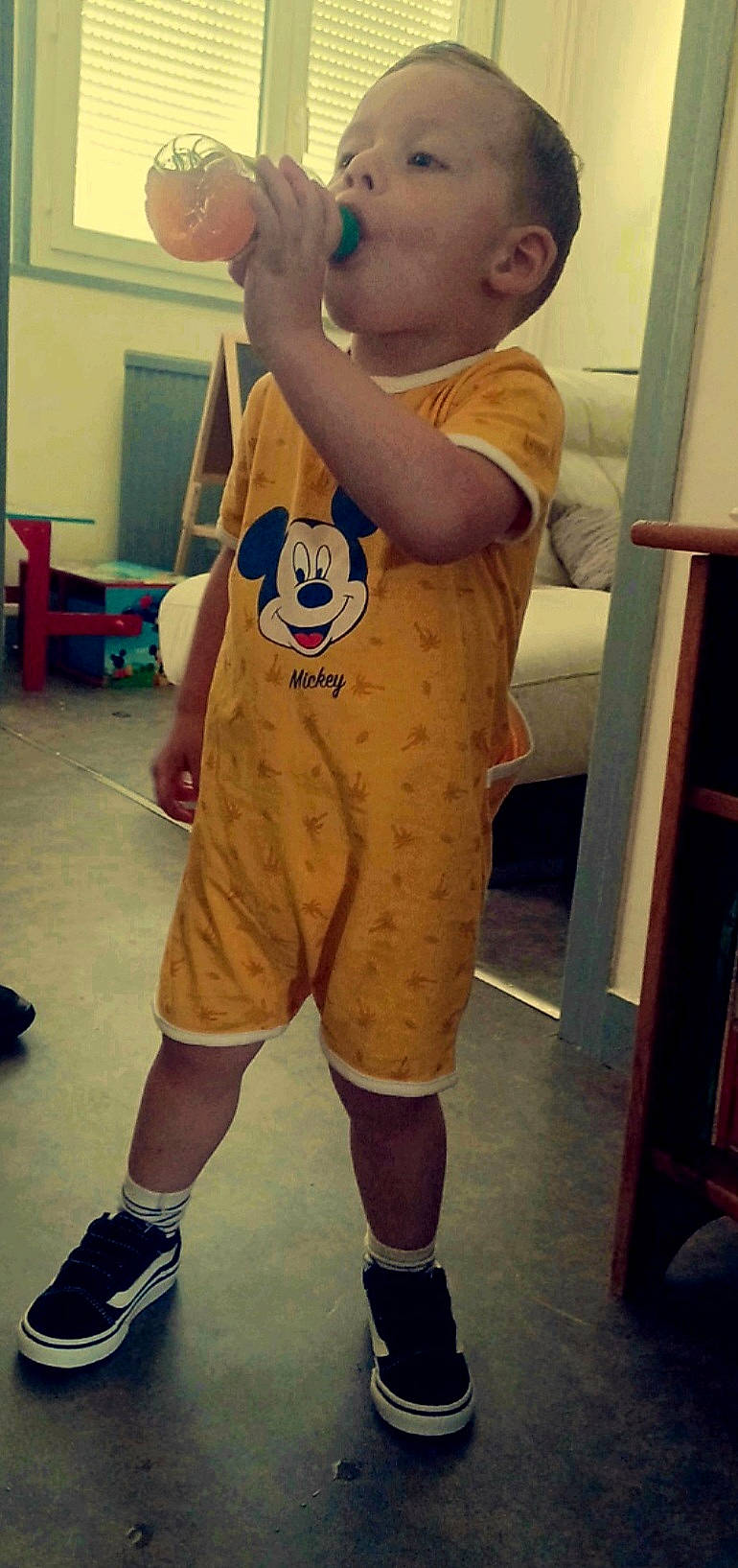 Hugo a rejoint le concours — aidez-le/la à gagner de superbes lots ! baby, elbow, face, floor, flooring, head, joint, knee, neck, person, selfie, shoe, sleeve, sneakers, sportswear, standing, thigh, thumb, toddler, trunk