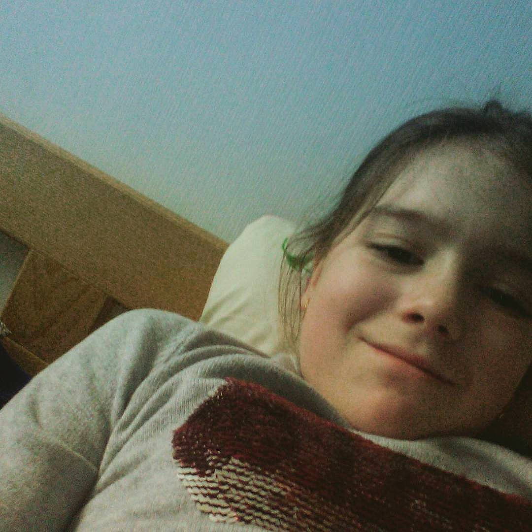 Zayna participe au concours pour gagner de l'argent avec cette photo : black_hair, cheek, chin, ear, eye, eyebrow, face, forehead, girl, head, jaw, joy, lip, mouth, nap, neck, nose, person, selfie, sleep