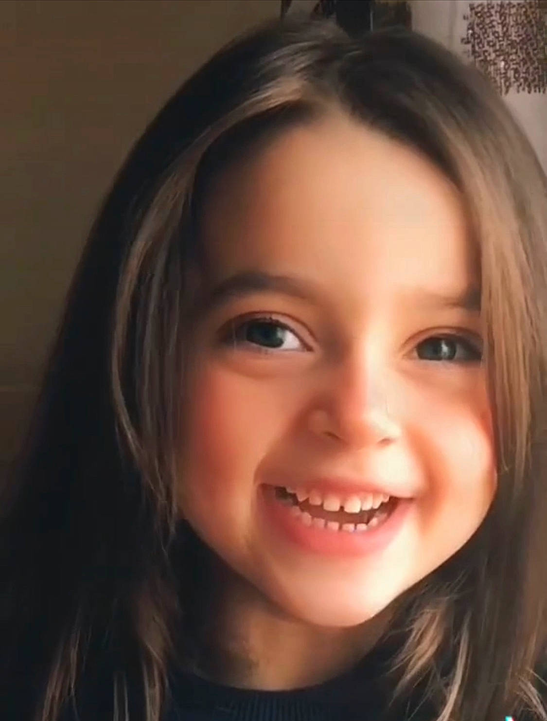 Layane a rejoint le concours — aidez-le/la à gagner de superbes lots ! beauty, cheek, chin, cool, ear, eyebrow, eyelash, flash_photography, fun, happy, iris, jaw, joy, layered_hair, lip, long_hair, nose, person, skin, smile