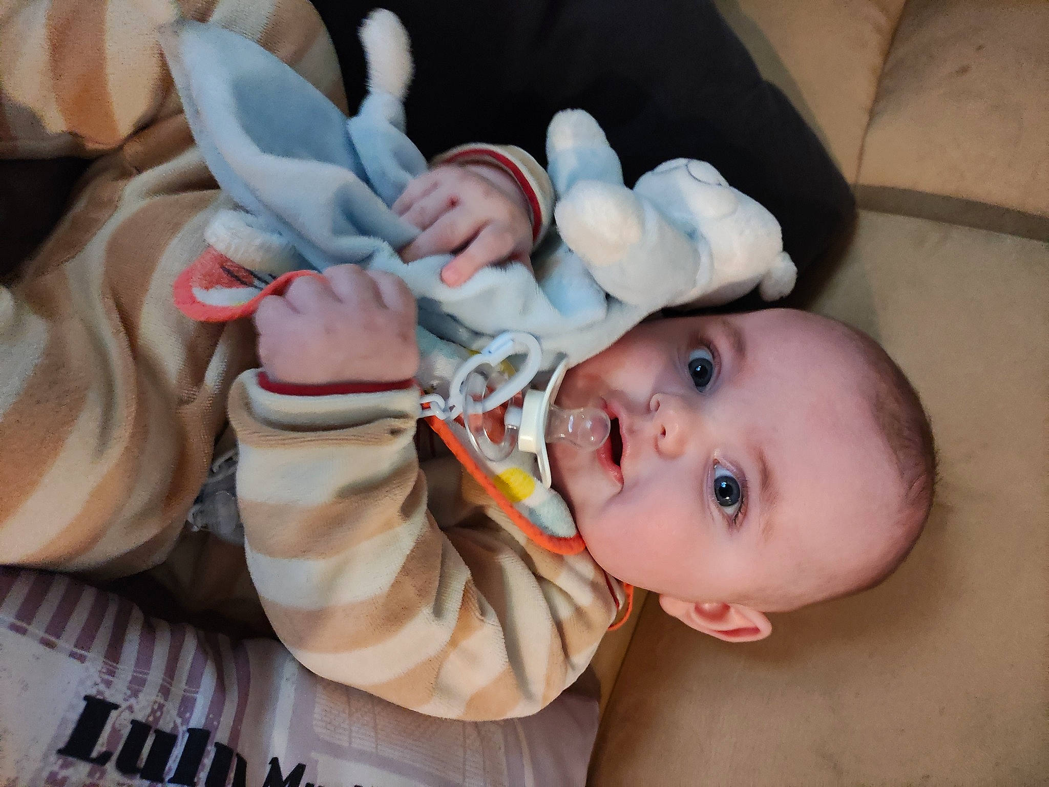 Lyzio participe au concours pour gagner de l'argent avec cette photo : arm, baby, baby_toddler_clothing, cheek, comfort, ear, eye, finger, hand, happy, headgear, human_body, iris, lip, mouth, nose, person, pink, skin, textile