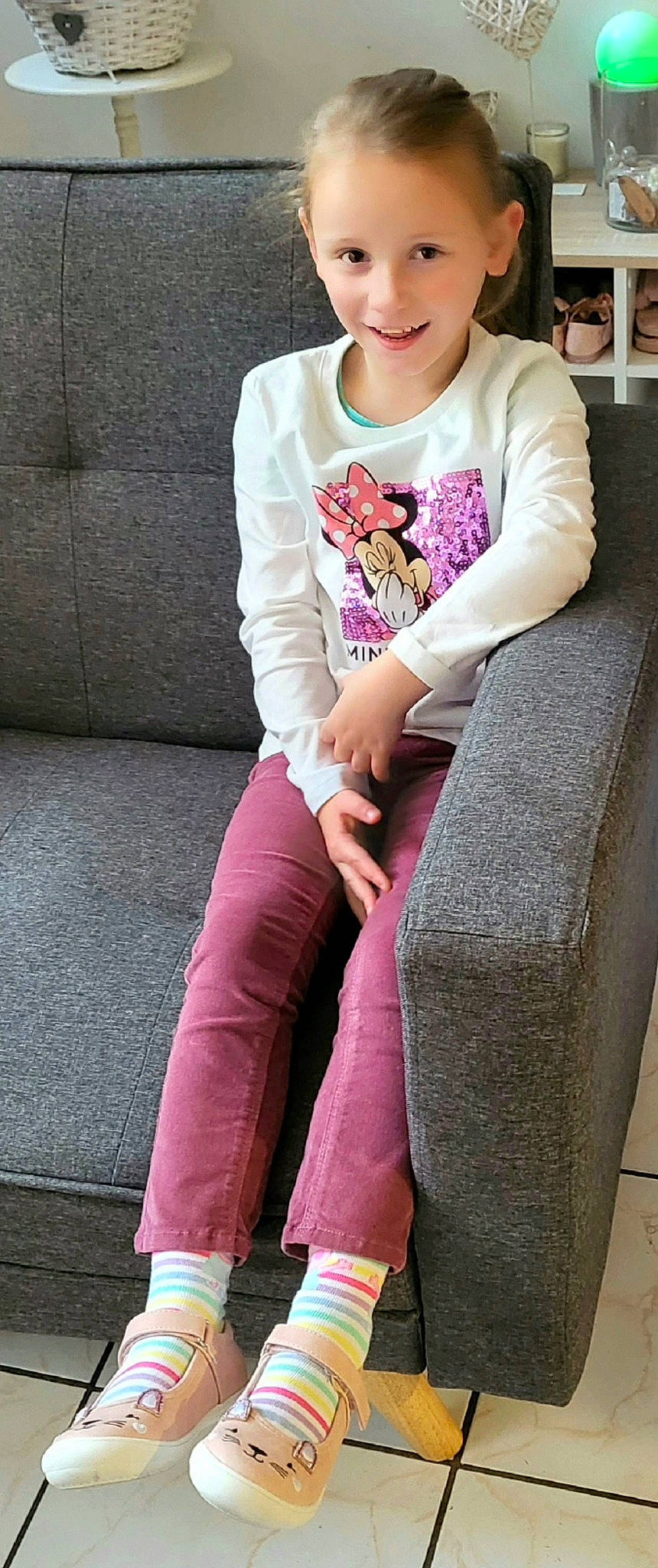 Louane a rejoint le concours — aidez-le/la à gagner de superbes lots ! arm, denim, eyewear, fashion_design, human_leg, joint, joy, knee, leg, magenta, neck, outerwear, person, pink, purple, shoulder, sleeve, t_shirt, textile, thigh