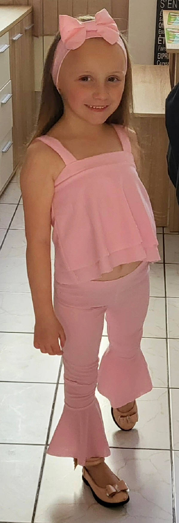 Louane a rejoint le concours — aidez-le/la à gagner de superbes lots ! abdomen, active_pants, blazer, chest, fashion_design, formal_wear, headwear, human_leg, joint, joy, khaki_pants, knee, magenta, neck, one_piece_garment, person, pink, sleeve, sleeveless_shirt, sportswear