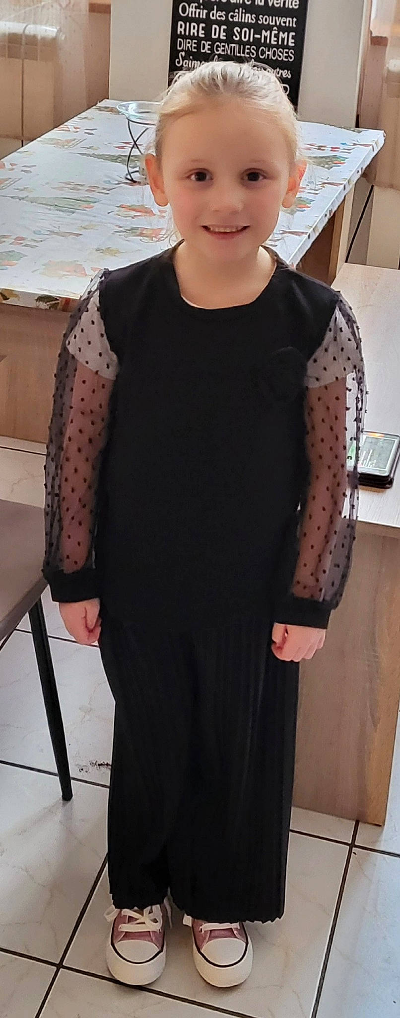 Louane participe au concours pour gagner de l'argent avec cette photo : black, blazer, chest, collar, dress, elbow, eyewear, fashion_design, grey, joint, joy, knee, neck, person, sleeve, sleeveless_shirt, smile, t_shirt, thigh, trunk