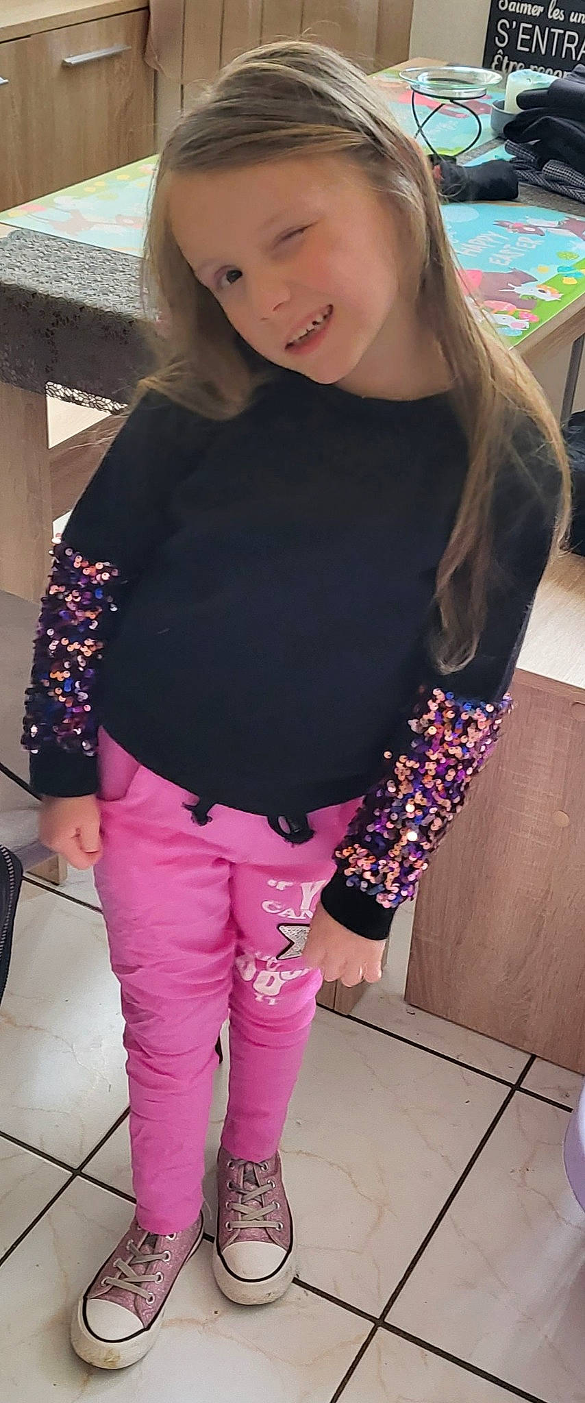 Louane participe au concours pour gagner de l'argent avec cette photo : cool, denim, eyewear, fashion_design, human_leg, joint, joy, knee, magenta, neck, person, pink, shoulder, sleeve, smile, sportswear, standing, style, t_shirt, textile