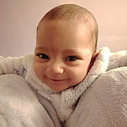 Lou participe au concours pour gagner de l'argent avec cette photo : baby, smile, face, blanket, cozy, child, portrait, indoor, soft_lighting, warm_tones, cute, infant, happy, close_up, cuddle, fuzzy, young, person, comfort, snug