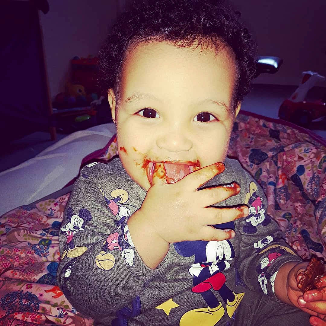 Amir participe au concours pour gagner de l'argent avec cette photo : baby, beauty, cheek, child, cool, eating, eye, face, finger, happy, head, human, joy, lip, mouth, nose, person, selfie, skin, sky