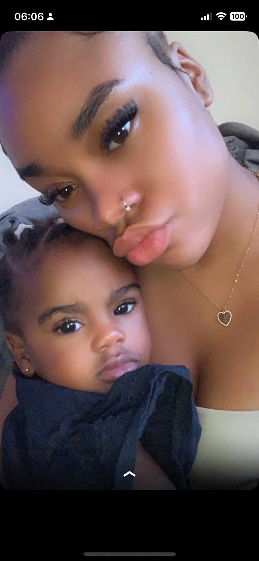 Yael participe au concours pour gagner de l'argent avec cette photo : woman, child, close_up, selfie, portrait, face, skin, eyes, eyelashes, nose_ring, necklace, love, affection, family, tenderness, black_clothing, indoor, headshot, people, candid