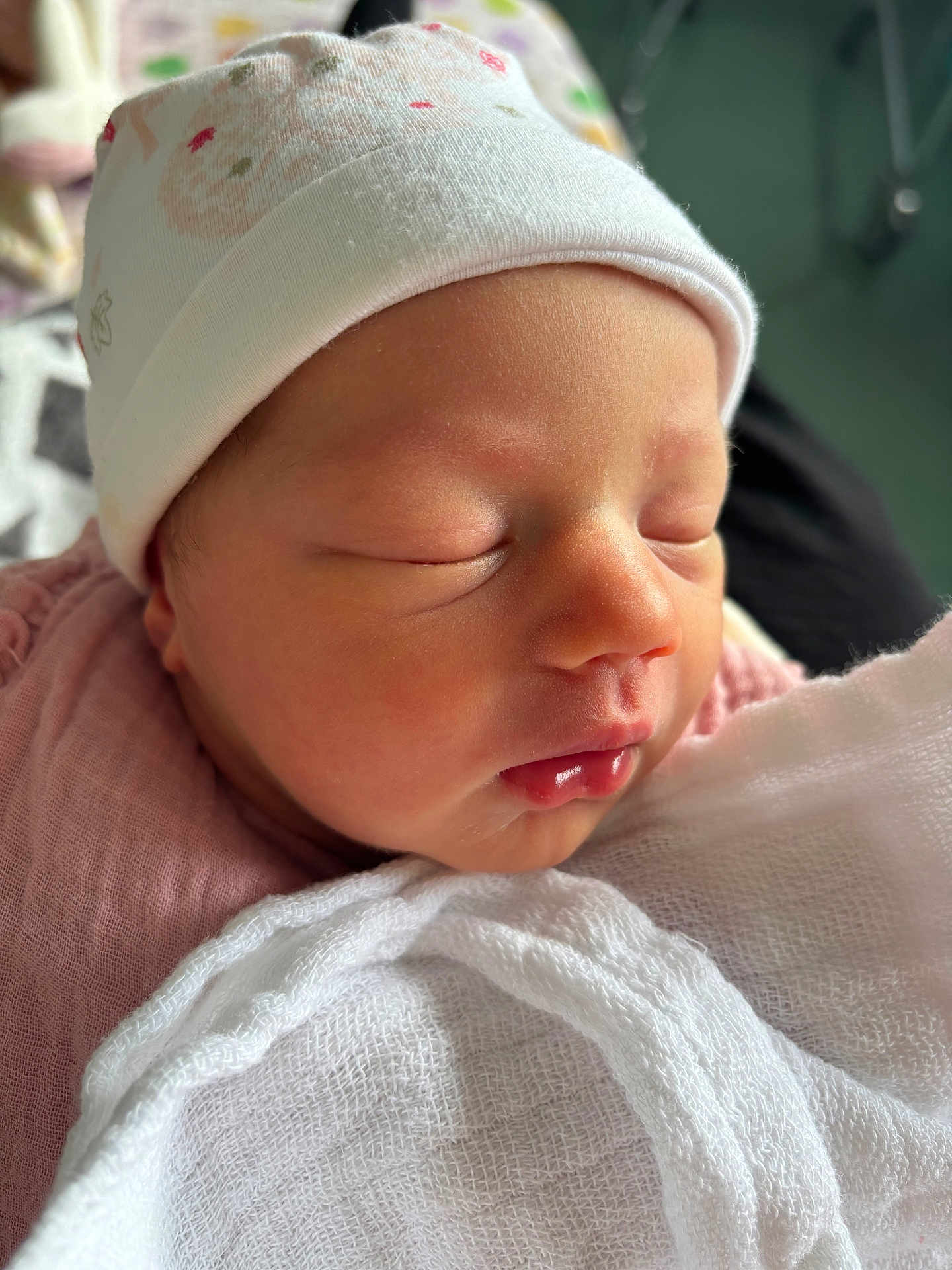 Ellie participe au concours pour gagner de l'argent avec cette photo : newborn, baby, sleeping, face, hat, blanket, soft, peaceful, closeup, infant, cute, skin, portrait, child, cozy, rest, headwear, pink, white, calm