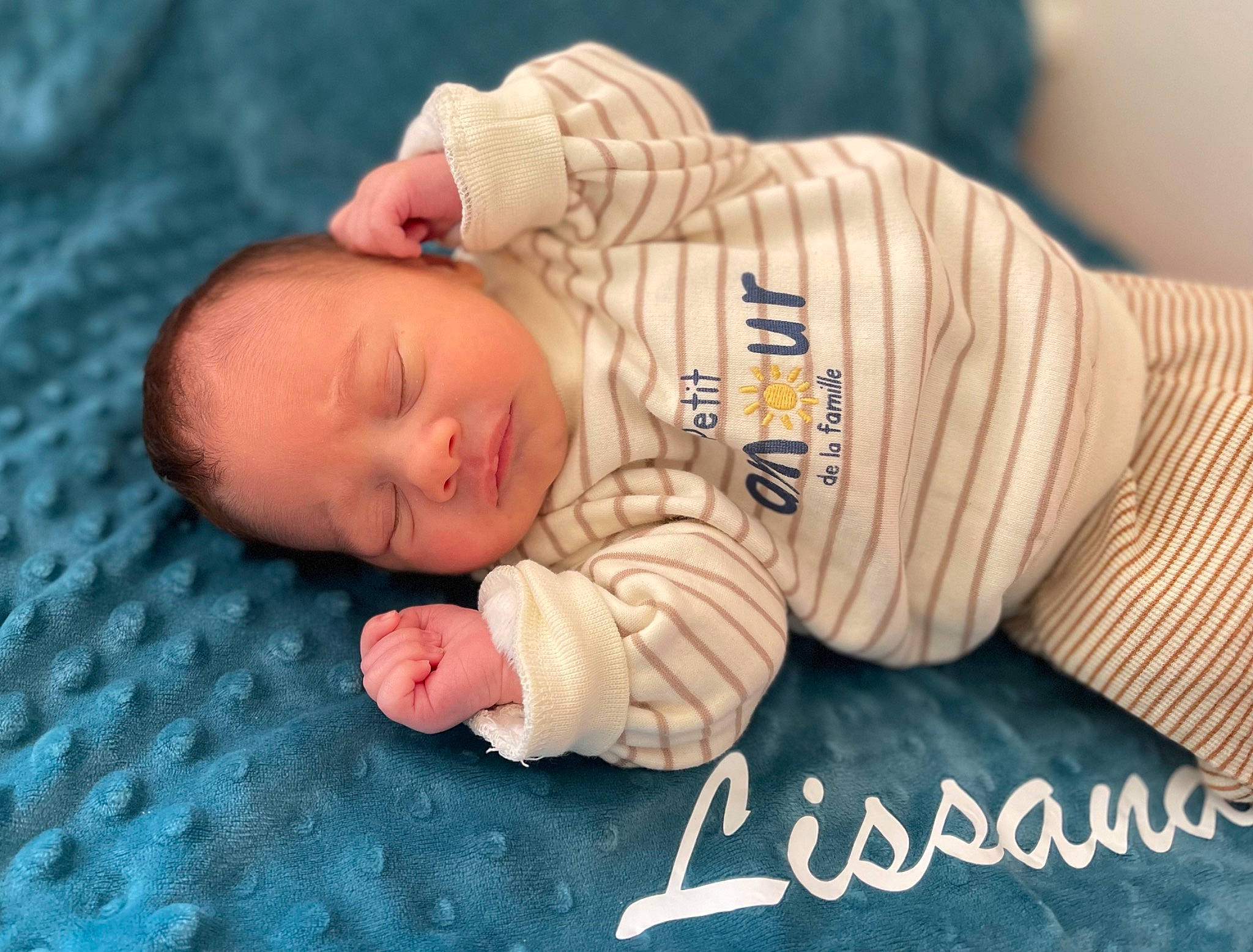 Lissandro a rejoint le concours — aidez-le/la à gagner de superbes lots ! baby, baby_products, baby_sleeping, baby_toddler_clothing, bedtime, cheek, child, comfort, font, grass, linens, nap, person, room, sitting, skin, sleep, sleeve, toddler, tree