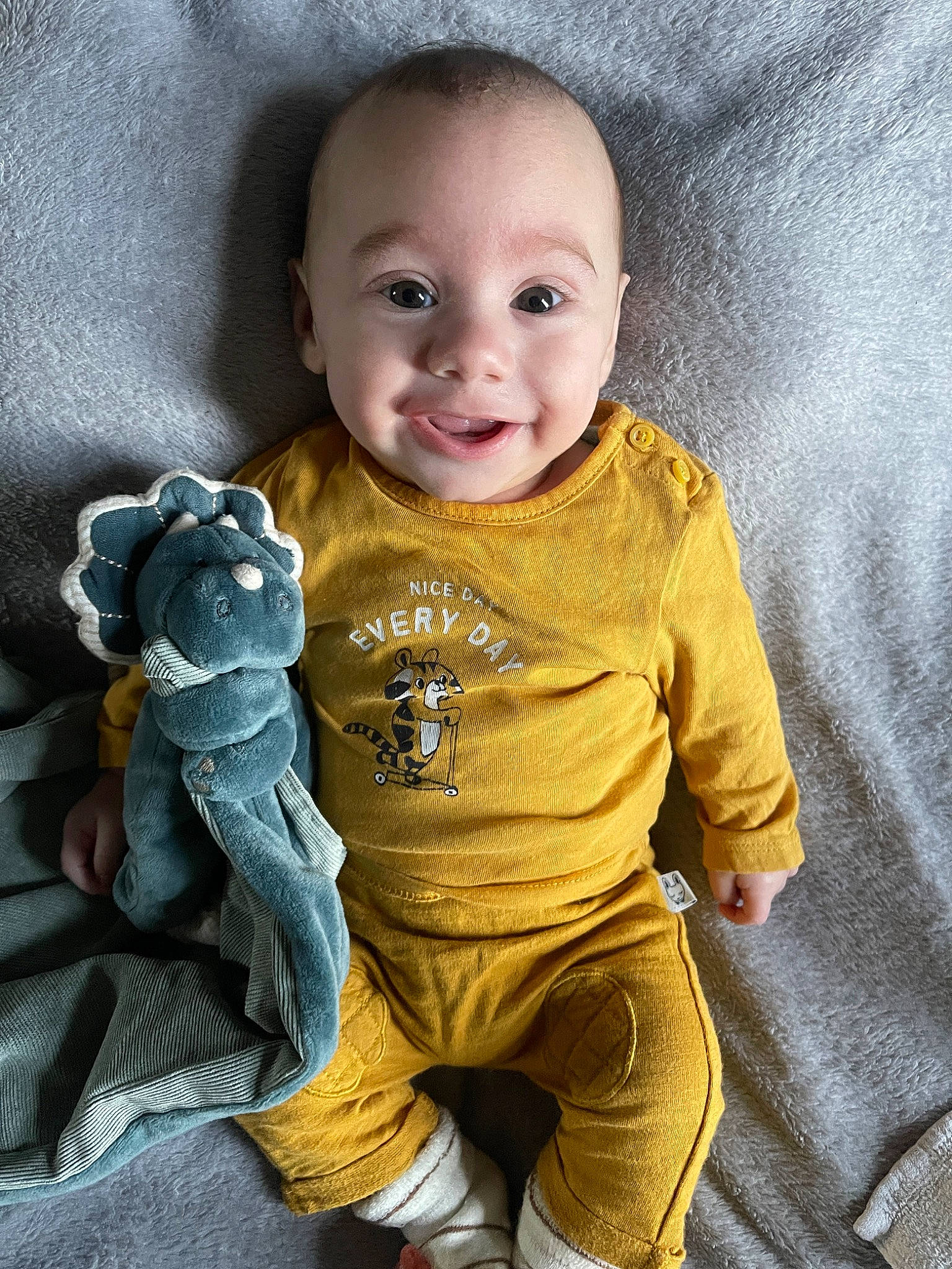 Lissandro participe au concours pour gagner de l'argent avec cette photo : baby, baby_toddler_clothing, cheek, child, comfort, cool, electric_blue, eye, finger, happy, human_body, linens, person, product, sitting, skin, sleeve, smile, t_shirt, thumb