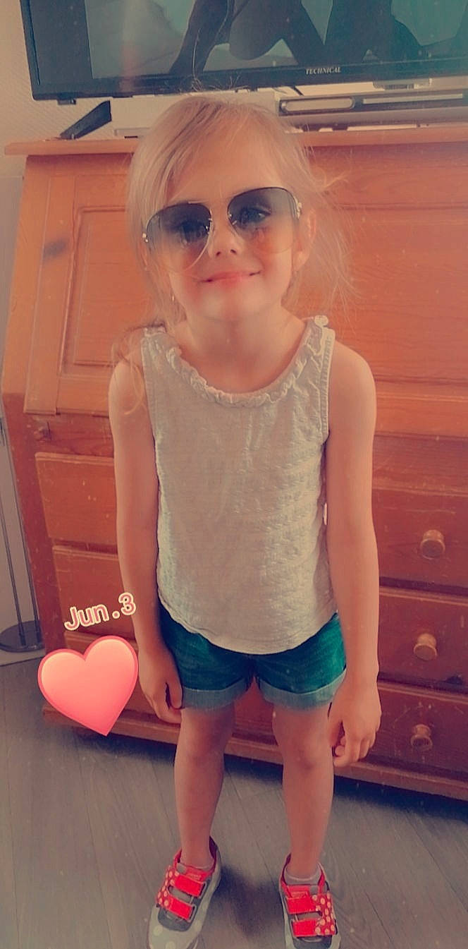 Kelya a rejoint le concours — aidez-le/la à gagner de superbes lots ! baby_toddler_clothing, chin, eyewear, facial_expression, glasses, goggles, hairstyle, happy, head, joint, joy, leg, muscle, orange, person, shorts, shoulder, skin, sleeve, sunglasses