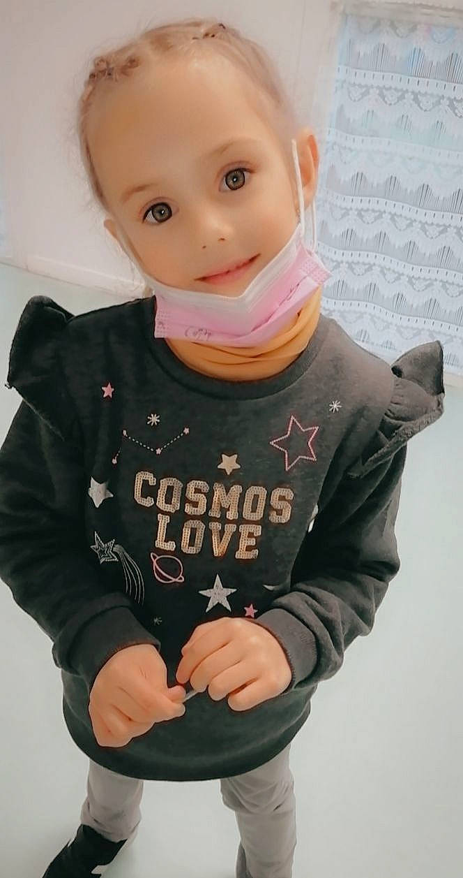 Kelya a rejoint le concours — aidez-le/la à gagner de superbes lots ! arm, baby, baby_toddler_clothing, cheek, chin, clothing, eye, eyelash, face, finger, gesture, jersey, joint, mouth, neck, nose, outerwear, person, sleeve, sportswear