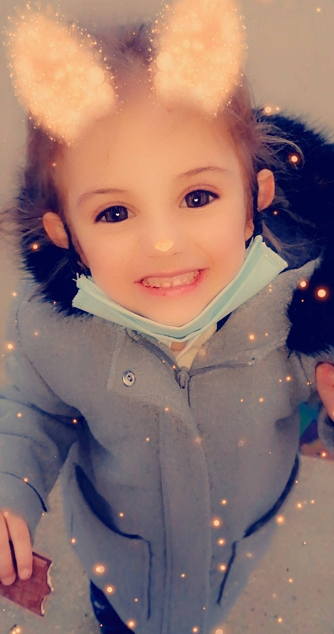 Kelya a rejoint le concours — aidez-le/la à gagner de superbes lots ! cheek, ear, eye, eyelash, face, flash_photography, gesture, hairstyle, happy, head, human_body, joy, lip, nose, organ, outerwear, parka, person, skin, sleeve