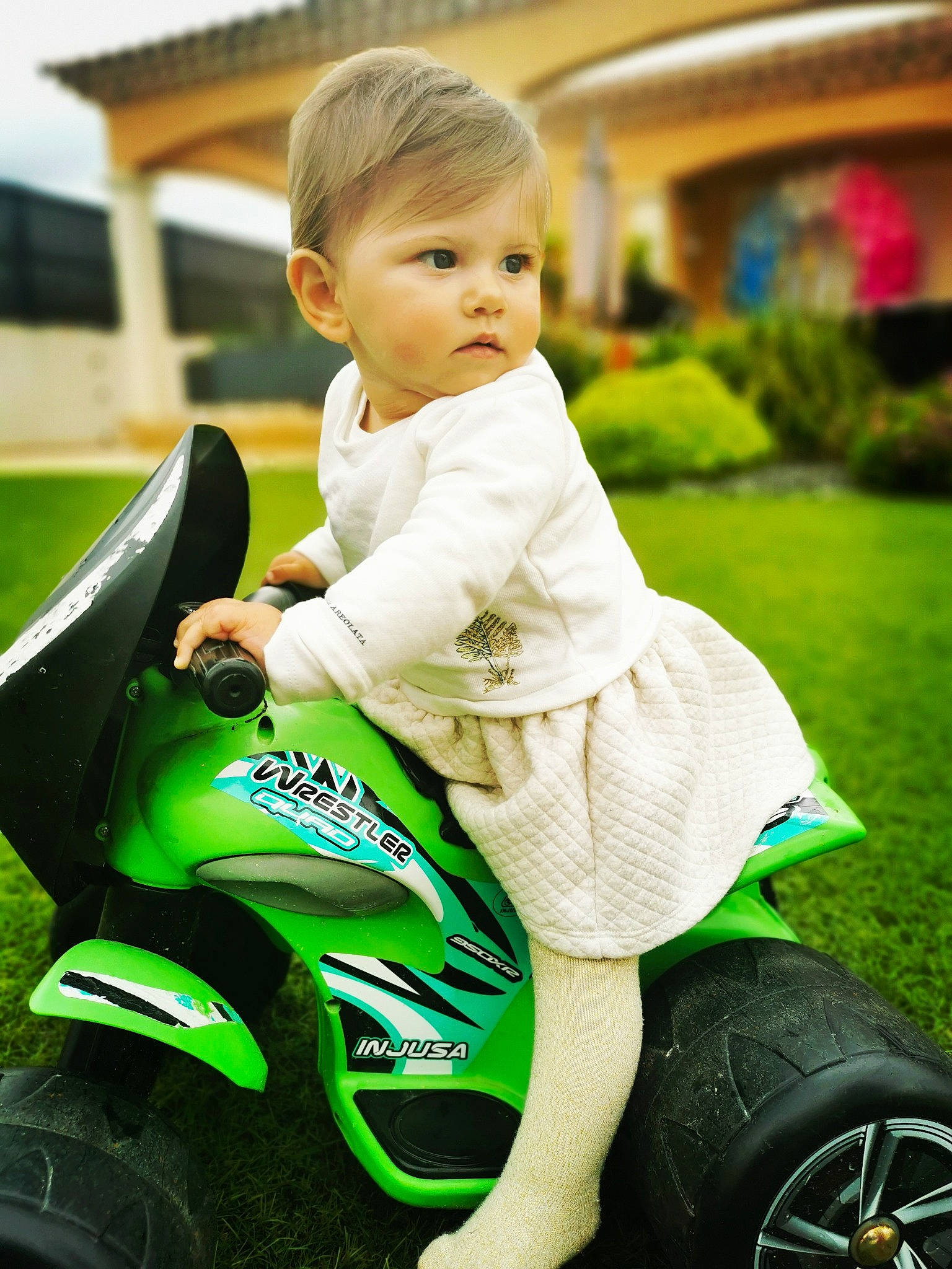 Livia a rejoint le concours — aidez-le/la à gagner de superbes lots ! automotive_design, automotive_tire, baby, child, fun, grass, green, happy, lawn, leisure, light, motor_vehicle, person, photograph, plant, riding_toy, tire, toddler, tread, vehicle