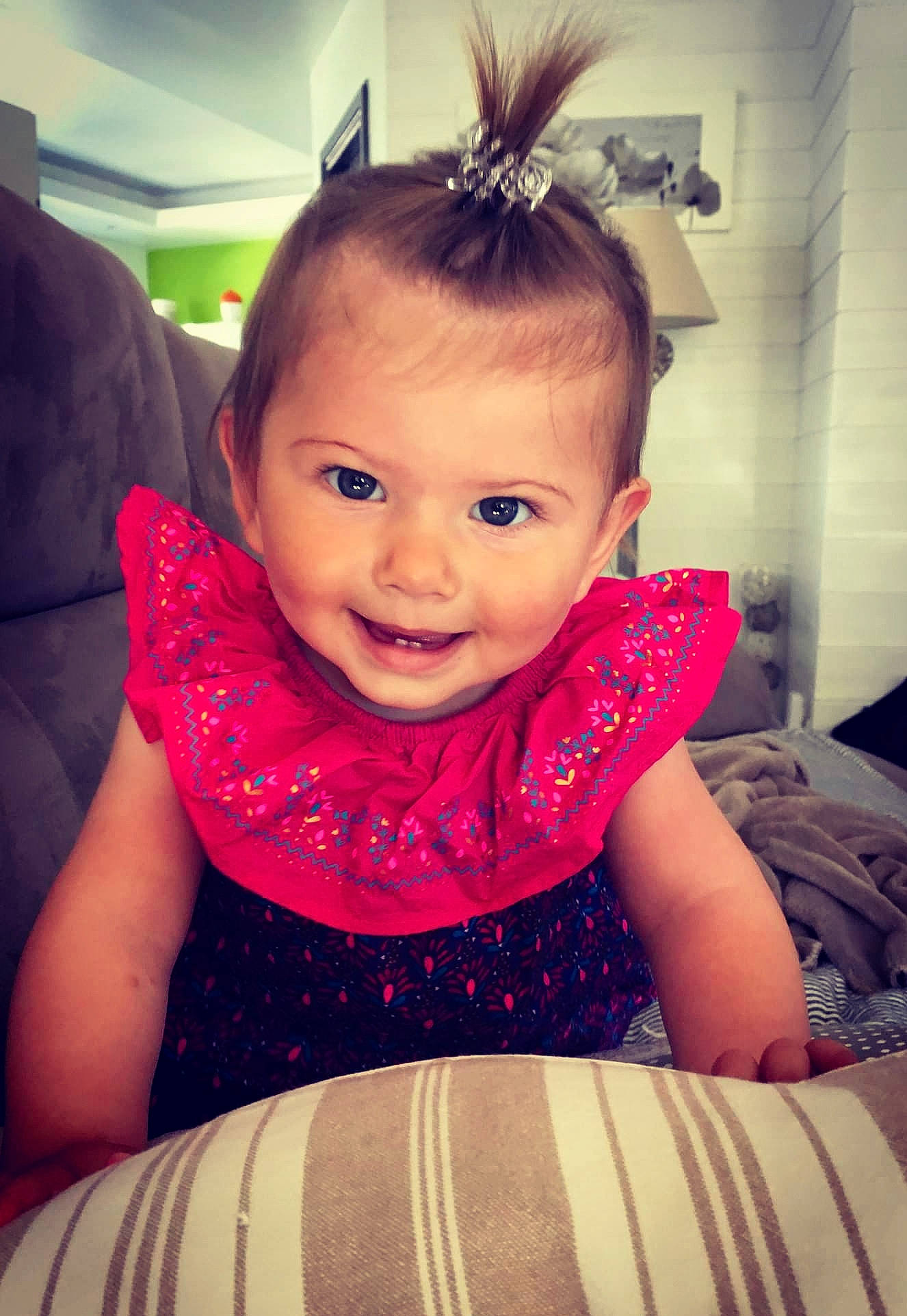 Livia a rejoint le concours — aidez-le/la à gagner de superbes lots ! arm, cheek, ear, eyebrow, eyelash, face, forehead, hairstyle, head, human_body, iris, joy, lip, mouth, neck, organ, person, product, purple, skin