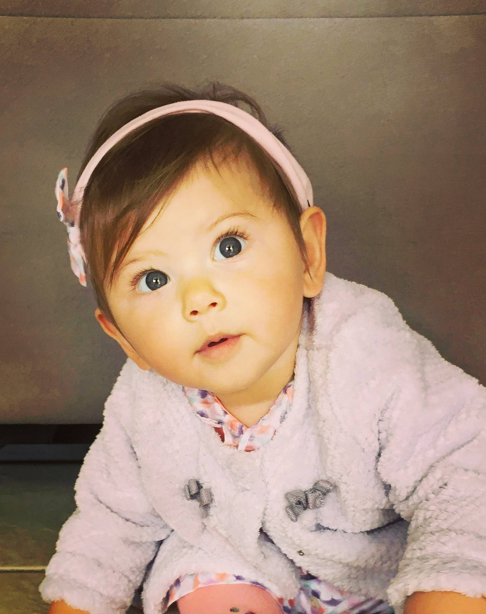 Livia a rejoint le concours — aidez-le/la à gagner de superbes lots ! baby, baby_toddler_clothing, cheek, child, chin, comfort, eye, eyebrow, fashion_accessory, flash_photography, flooring, happy, head, iris, lip, nose, person, sitting, skin, sleeve