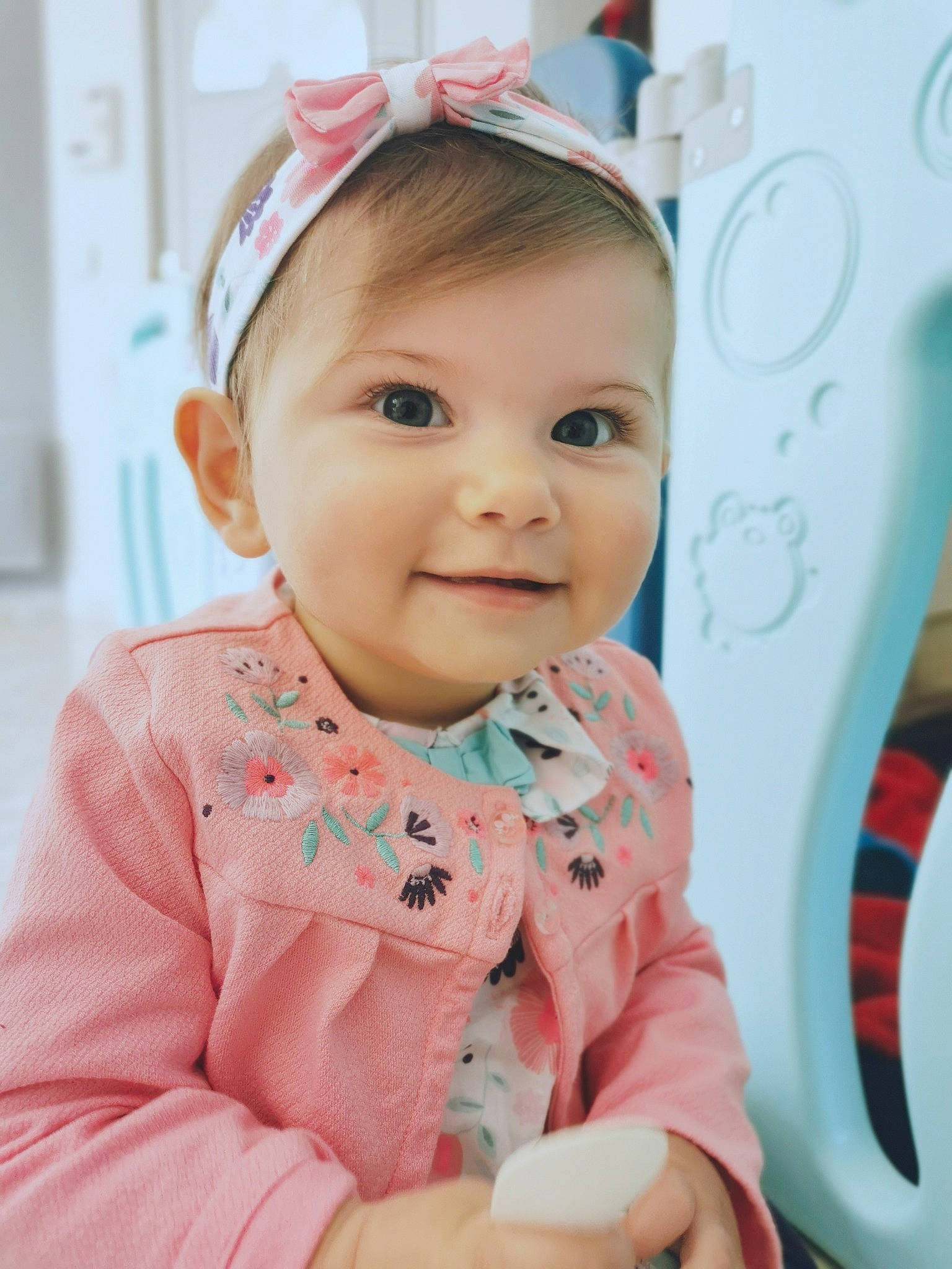 Livia a rejoint le concours — aidez-le/la à gagner de superbes lots ! baby, baby_toddler_clothing, cheek, child, ear, eye, eyelash, facial_expression, fashion_accessory, happy, head, iris, joy, magenta, neck, person, pink, product, skin, sleeve