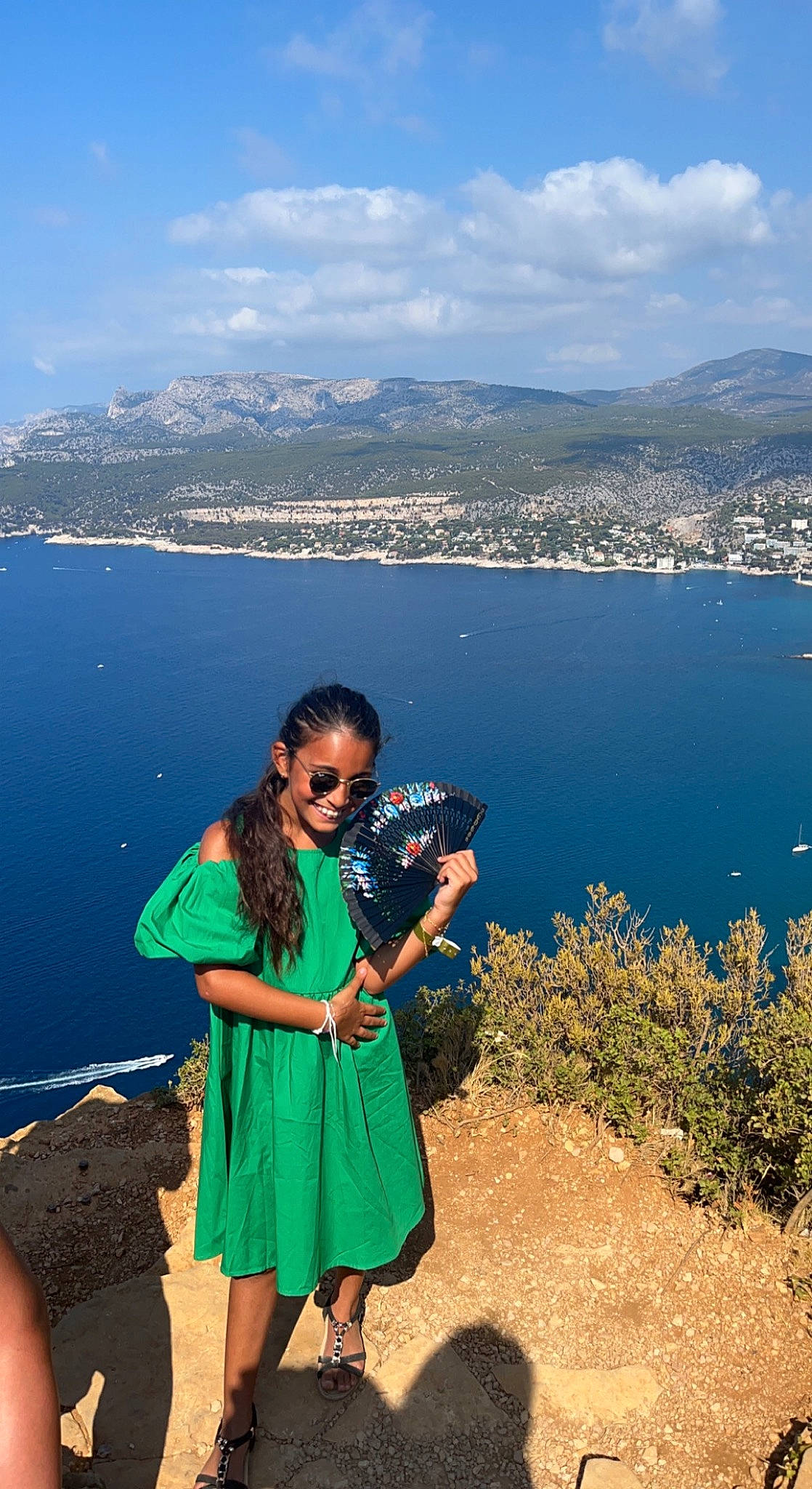 Salma a rejoint le concours — aidez-le/la à gagner de superbes lots ! azure, blue, body_of_water, cloud, daytime, ecoregion, eyewear, happy, joy, lake, landscape, leisure, mountain, nature, people_in_nature, person, plant, sky, sunglasses, travel