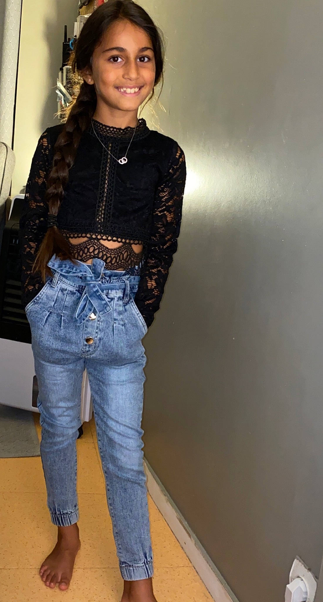 Salma participe au concours pour gagner de l'argent avec cette photo : abdomen, belt, blazer, collar, denim, fashion_design, flash_photography, jeans, joy, knee, leg, neck, person, shoulder, sleeve, sleeveless_shirt, smile, t_shirt, textile, thigh