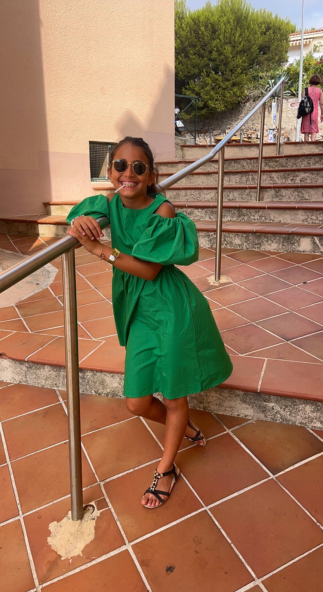 Salma participe au concours pour gagner de l'argent avec cette photo : clothing, electric_blue, eyewear, fashion_design, flooring, formal_wear, fun, goggles, human_leg, joy, leisure, one_piece_garment, person, sandal, shoe, shoulder, sleeve, smile, sunglasses, thigh