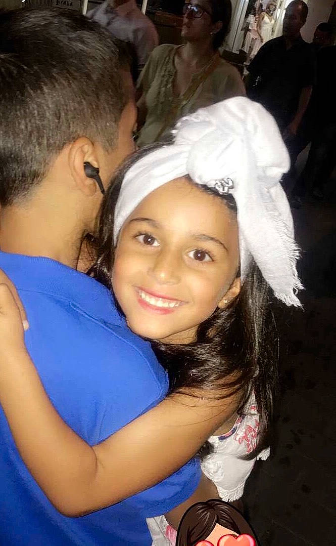 Salma participe au concours pour gagner de l'argent avec cette photo : beauty, child, event, flash_photography, friendship, fun, fur, gesture, glove, happy, headwear, hug, iris, jewellery, joy, leisure, mammal, organ, party, person