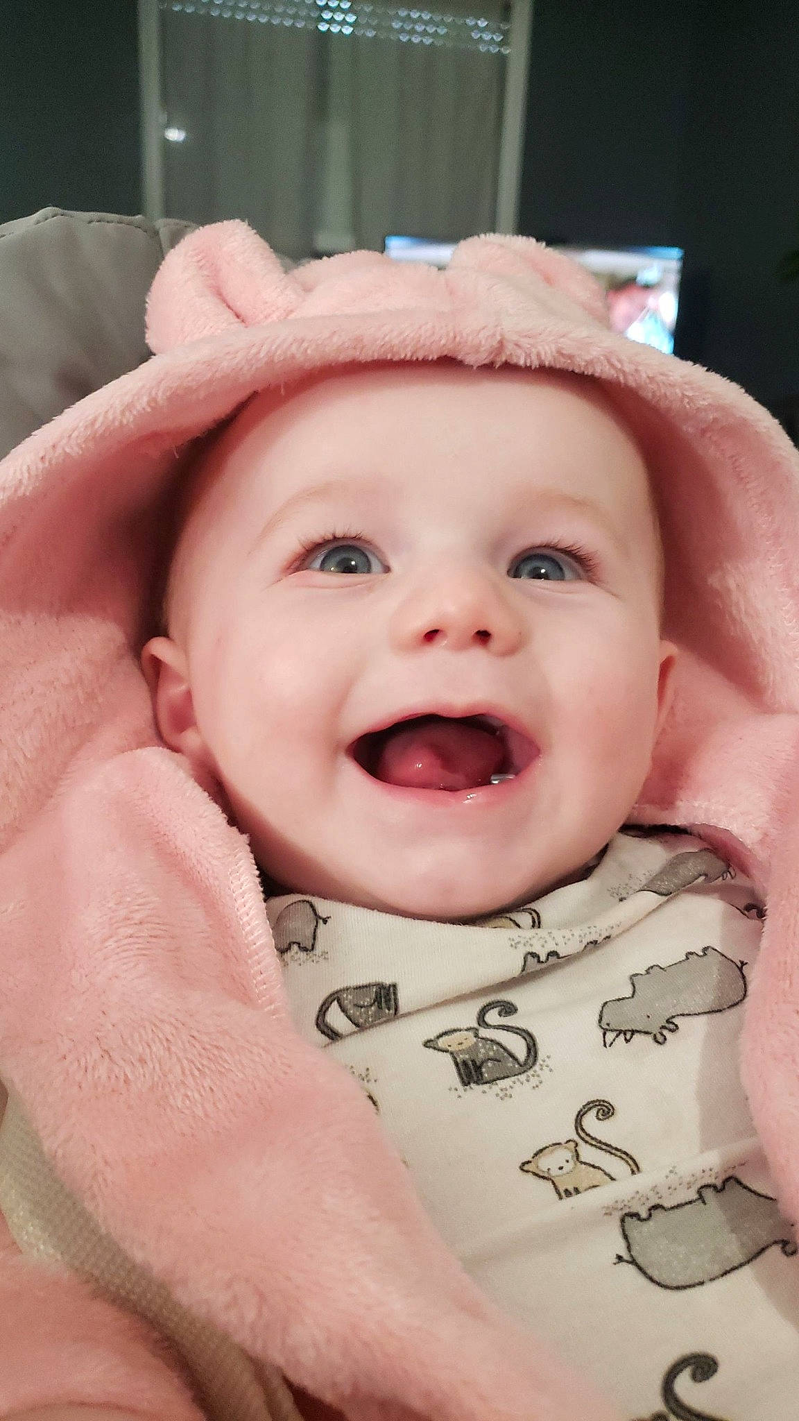 Diana participe au concours pour gagner de l'argent avec cette photo : baby, baby_laughing, baby_toddler_clothing, cheek, child, chin, close_up, eyebrow, face, fun, happy, iris, lip, mouth, nose, person, pink, skin, sleeve, smile