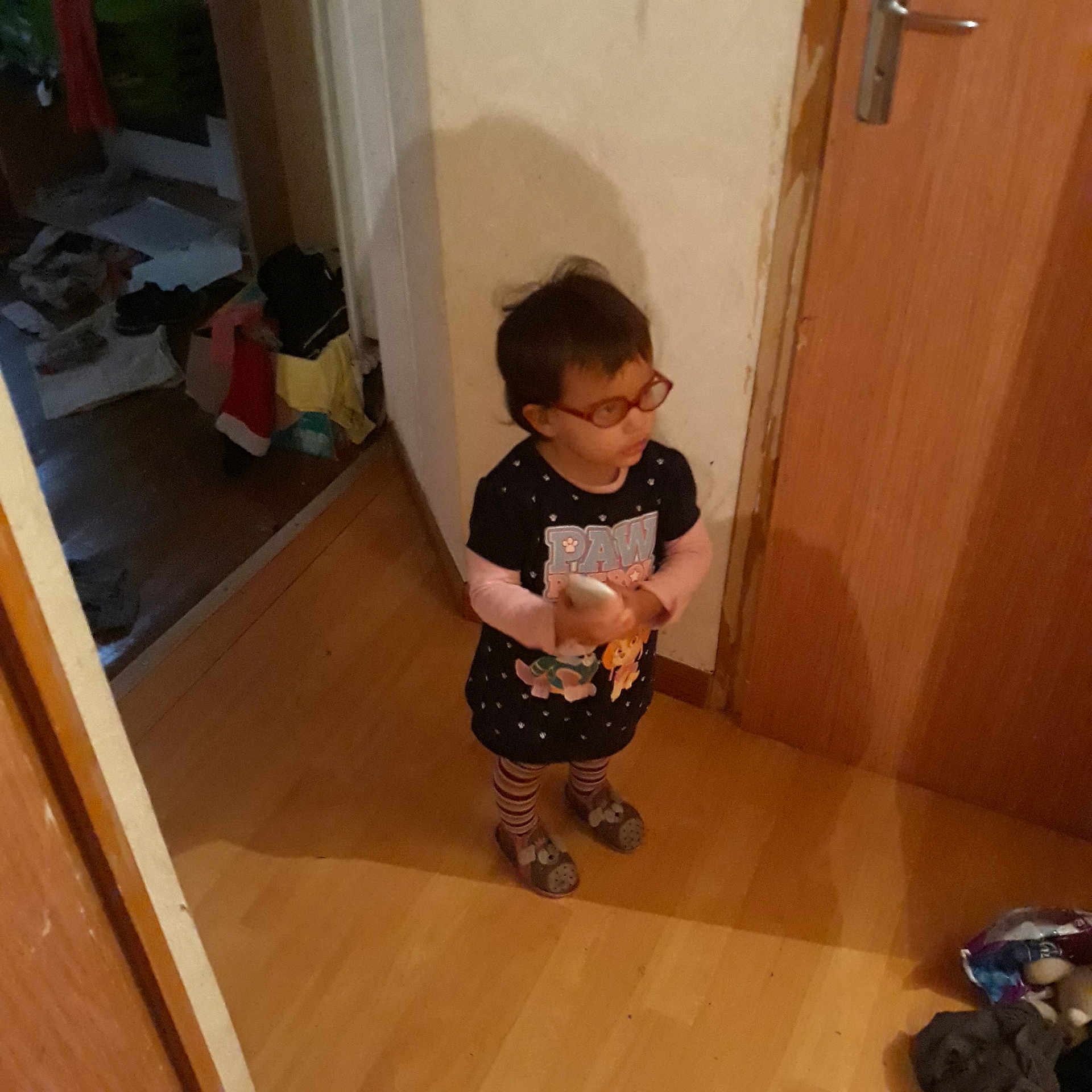 Eden a rejoint le concours — aidez-le/la à gagner de superbes lots ! child, floor, flooring, hardwood, leg, toddler, wood