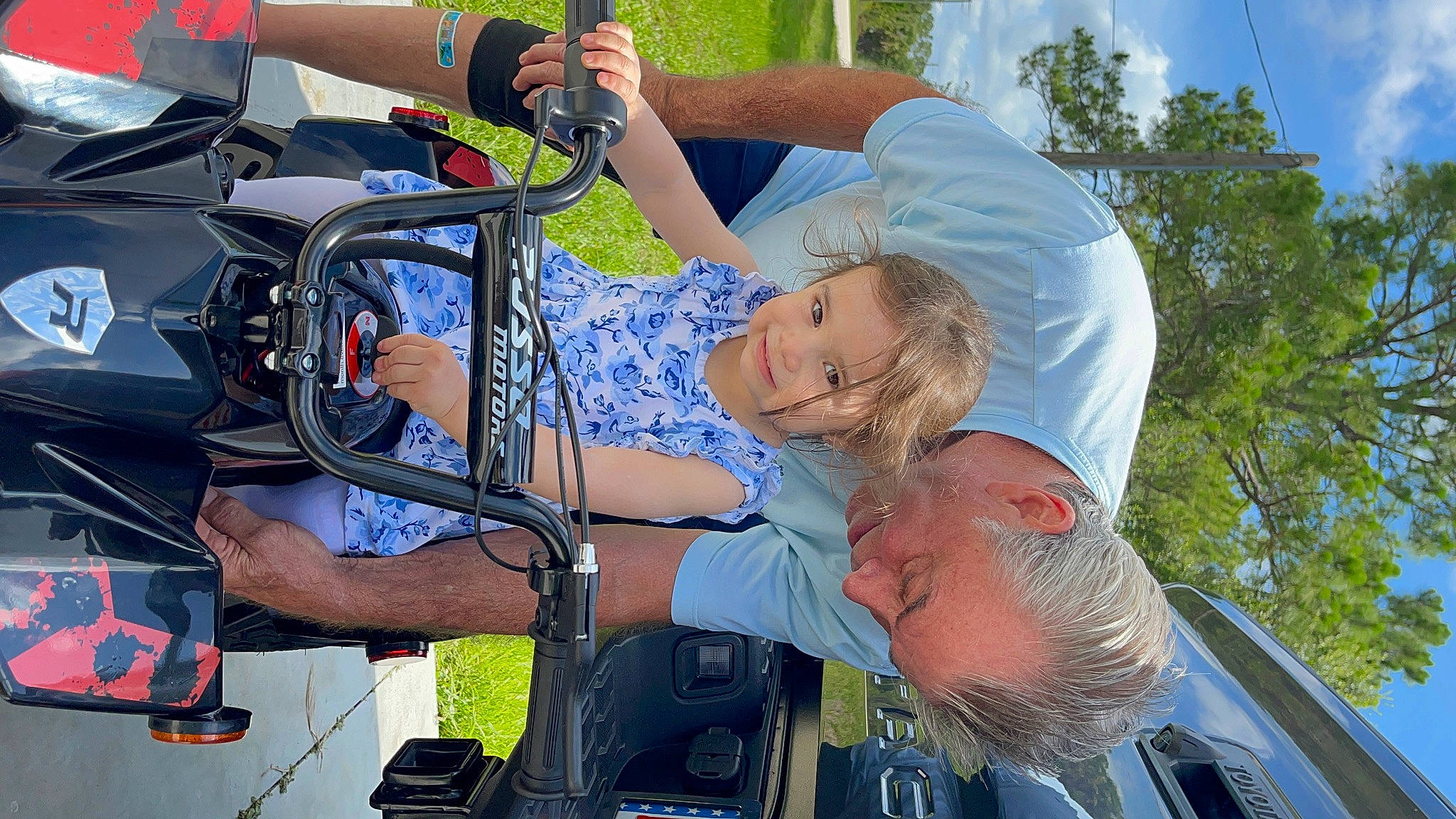 Melanie is registered to the contest to win money with this photo: auto_part, automotive_design, automotive_exterior, automotive_lighting, automotive_window_part, car, family_car, fun, hood, leisure, luggage_and_bags, motor_vehicle, person, shorts, t_shirt, tire, tree, vehicle, vehicle_door, wheel