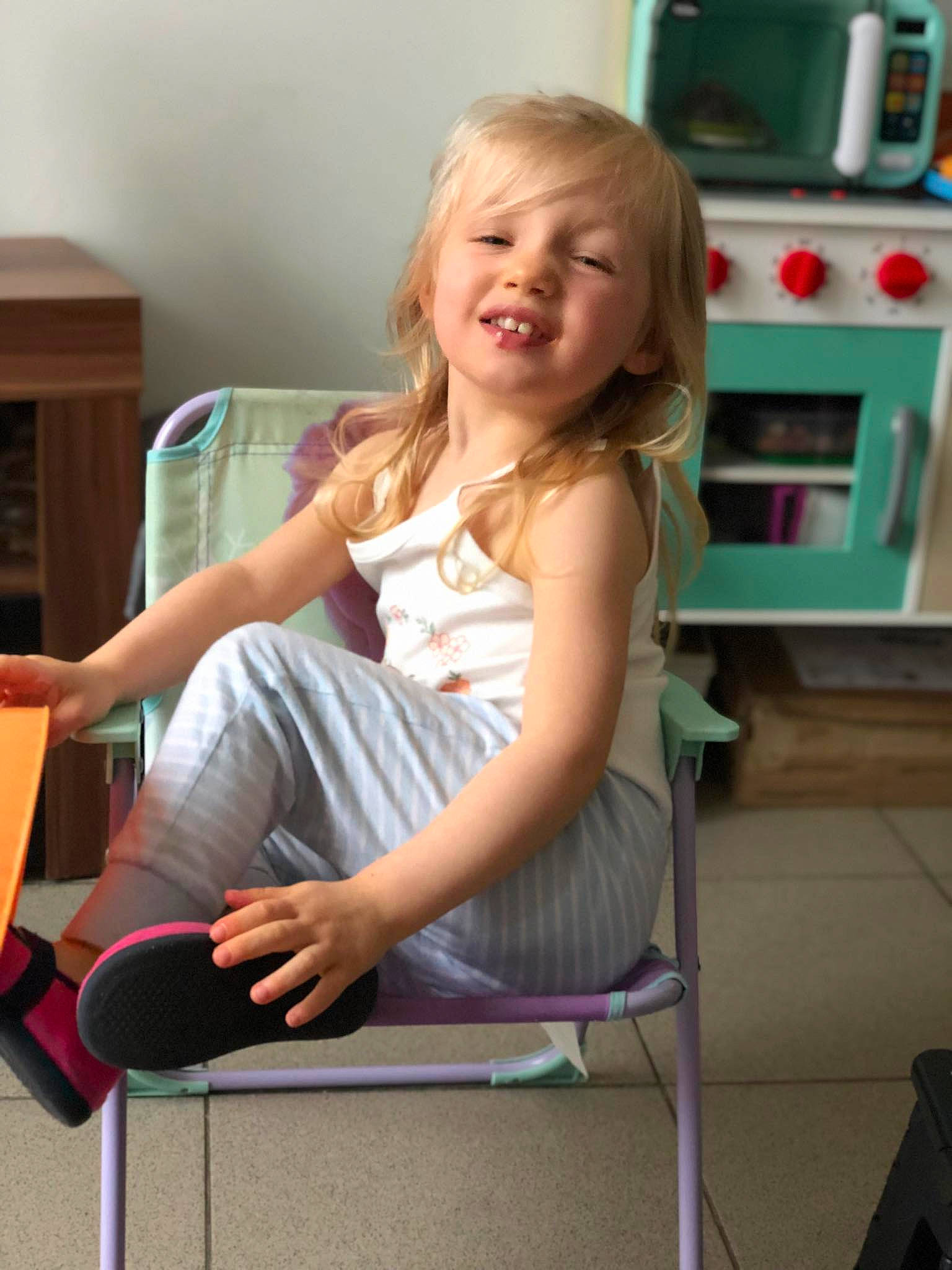 énora participe au concours pour gagner de l'argent avec cette photo : chair, child, comfort, drawer, finger, flooring, fun, hairstyle, human_leg, joint, joy, kitchen_appliance, knee, leisure, muscle, person, shoulder, smile, standing, thigh