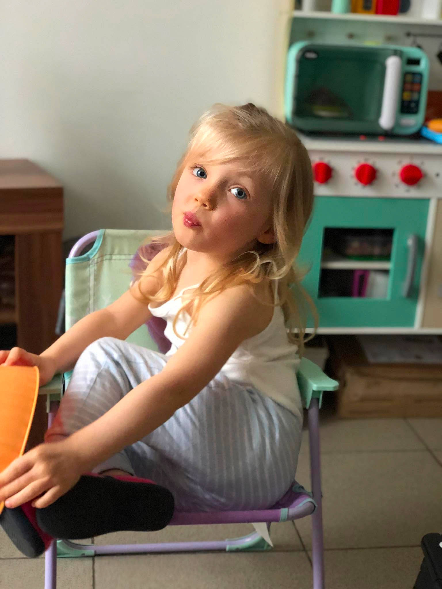 énora participe au concours pour gagner de l'argent avec cette photo : blond, chair, child, drawer, flooring, home_appliance, human_leg, joint, kitchen, kitchen_appliance, leisure, major_appliance, microwave_oven, person, play, room, shoulder, sitting, surprise, table