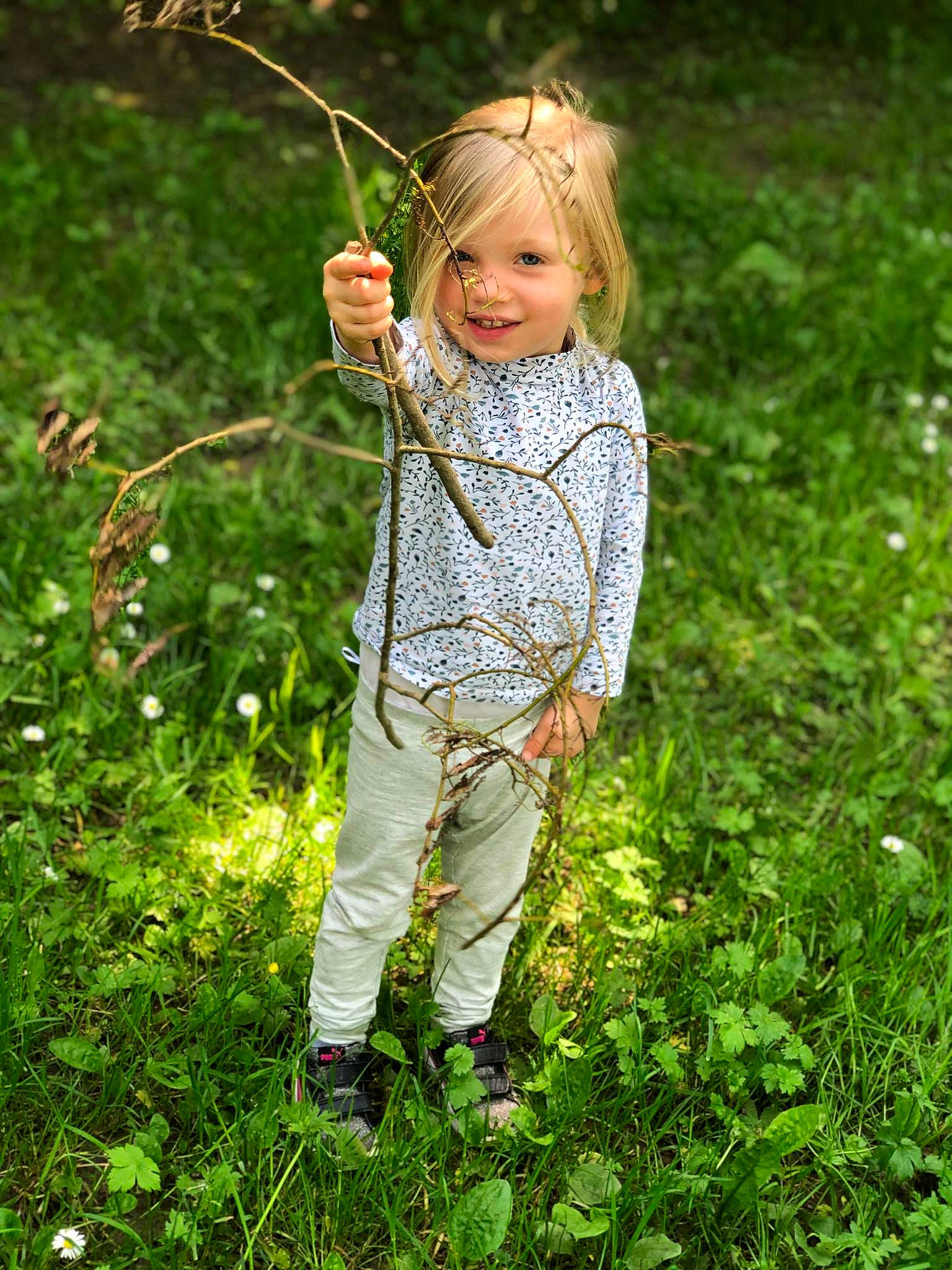 énora a rejoint le concours — aidez-le/la à gagner de superbes lots ! baby_toddler_clothing, blond, child, face, fun, grass, grass_family, grassland, groundcover, happy, joy, lawn, leaf, meadow, natural_environment, people_in_nature, person, plant, smile, sunlight