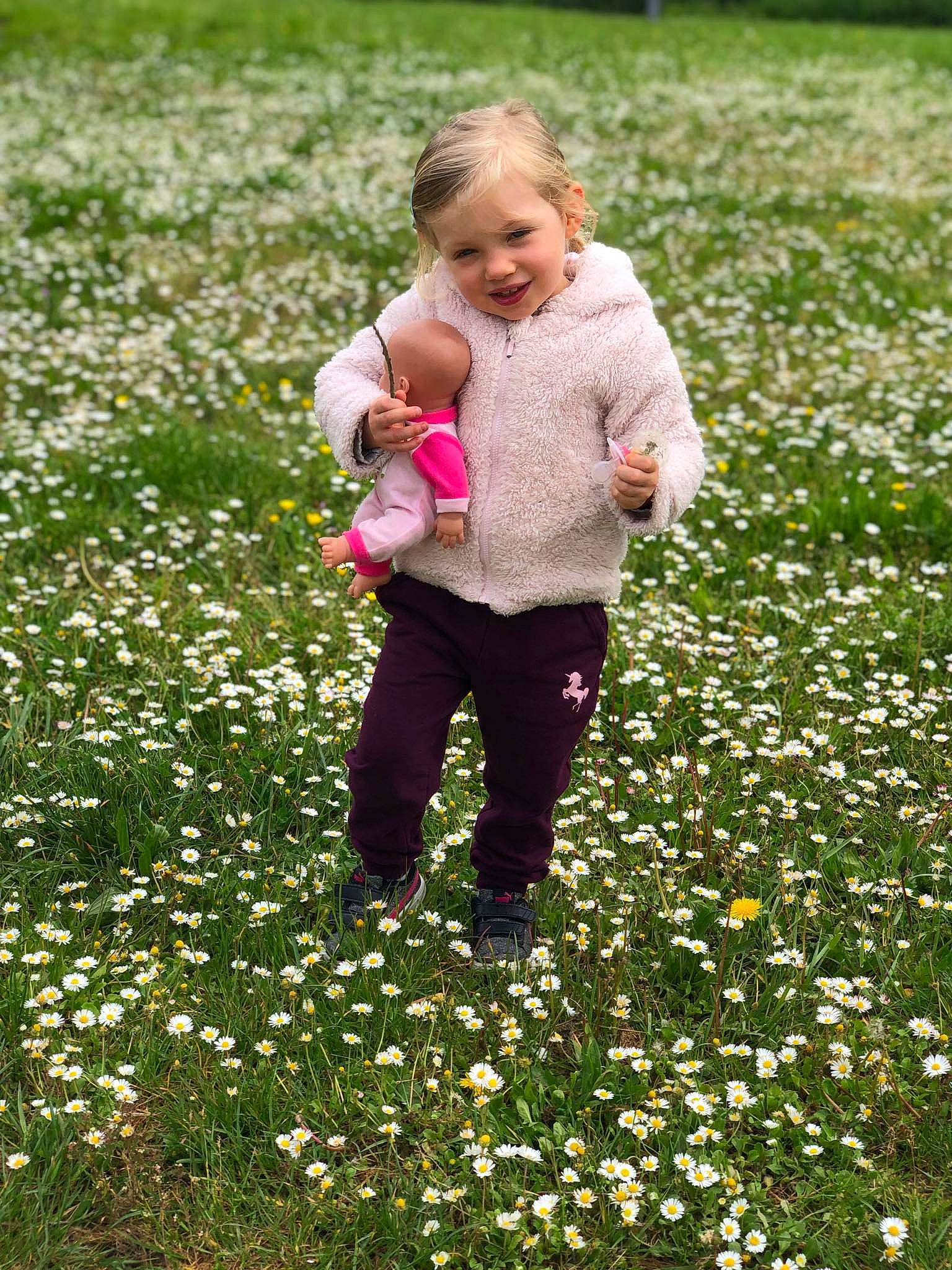 énora participe au concours pour gagner de l'argent avec cette photo : annual_plant, baby, botany, flower, flowering_plant, gesture, grass, grass_family, grassland, groundcover, happy, joy, lawn, leisure, meadow, people_in_nature, person, petal, plant, playing_with_kids