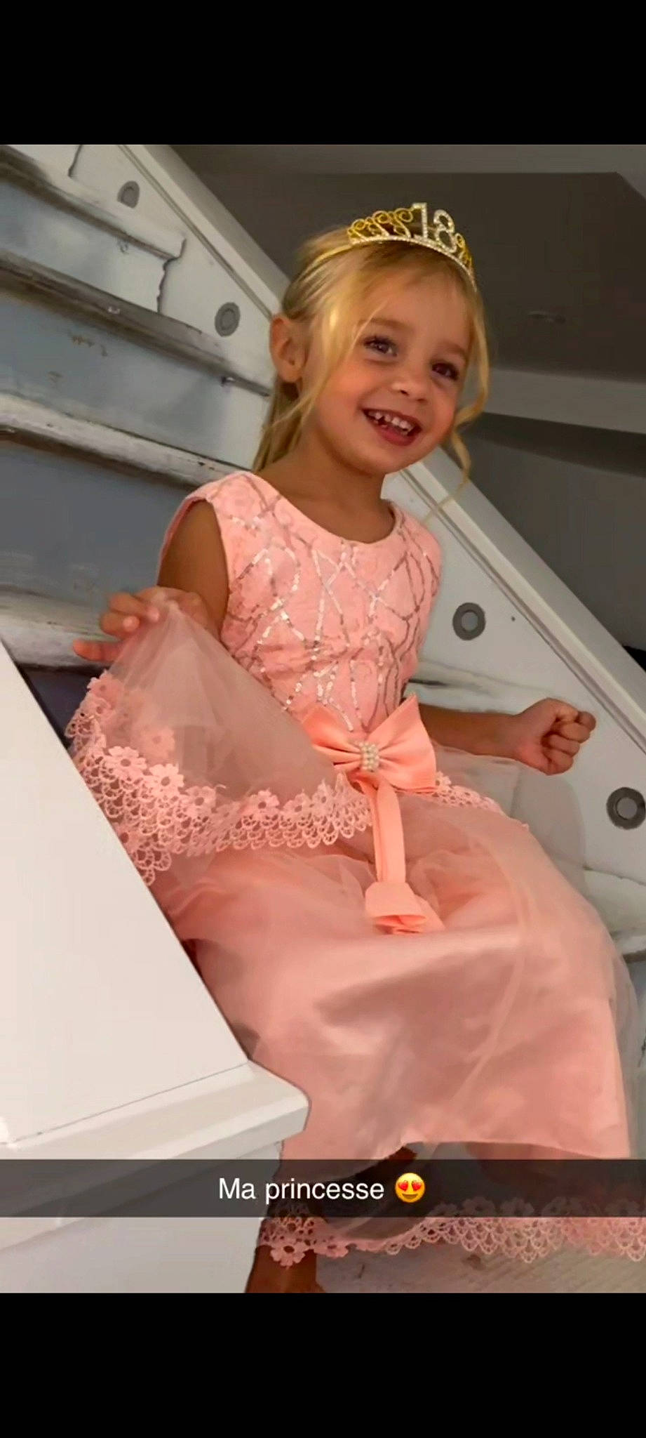 Adëlyss a rejoint le concours — aidez-le/la à gagner de superbes lots ! blond, bridal_accessory, child, cooking, dress, event, facial_expression, fashion, fashion_accessory, fashion_design, fun, gown, happy, joy, peach, person, pink, room, sitting, sleeve