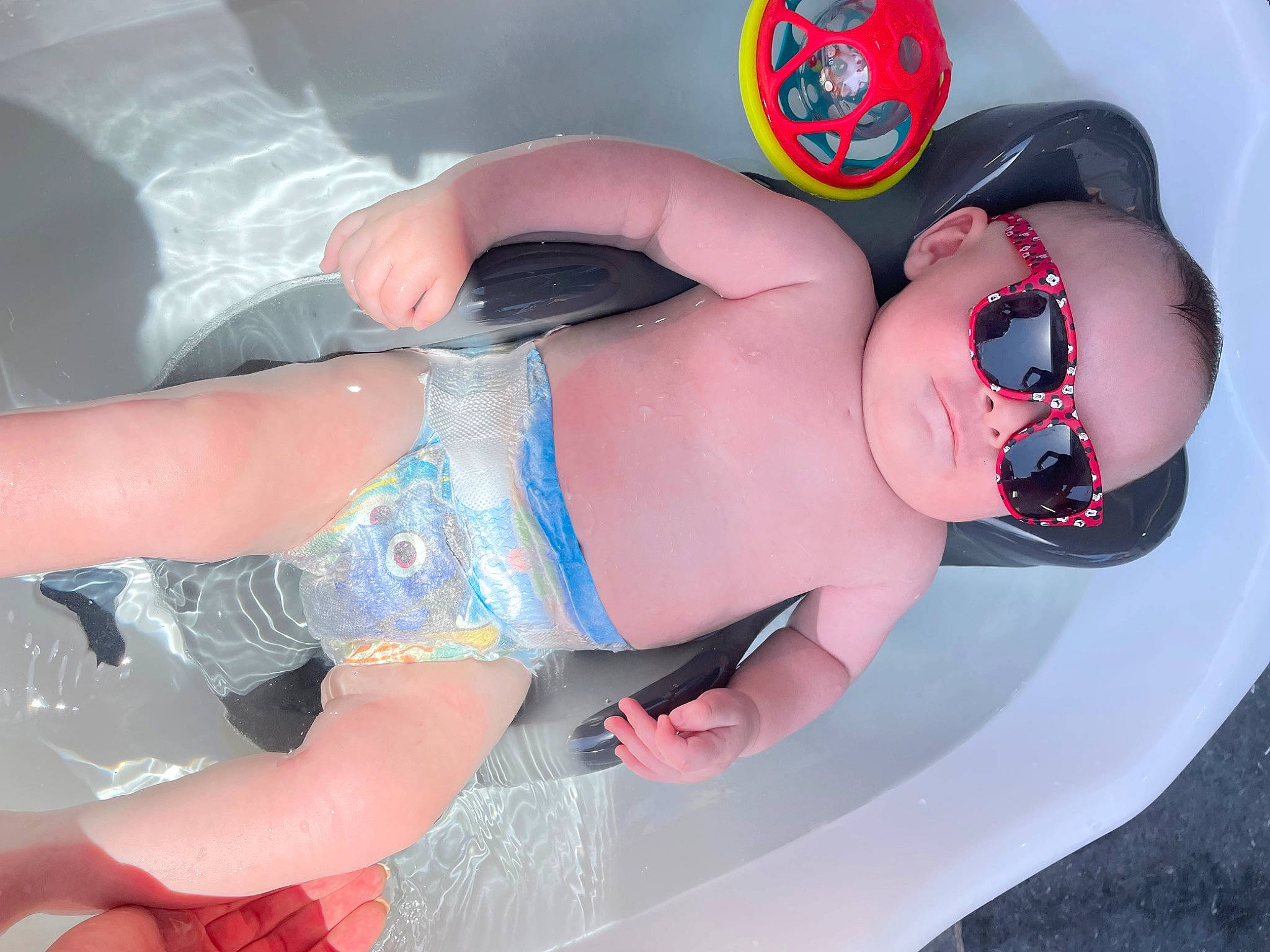 Lény participe au concours pour gagner de l'argent avec cette photo : abdomen, arm, bathing, brassiere, chest, elbow, eyewear, finger, headgear, human_leg, joint, leisure, nail, person, personal_protective_equipment, pink, recreation, swimming_pool, swimwear, thigh