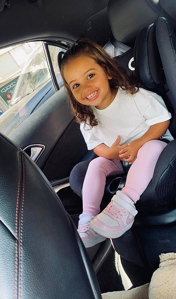 Chiara a rejoint le concours — aidez-le/la à gagner de superbes lots ! auto_part, automotive_design, automotive_exterior, automotive_wheel_system, car, car_seat, car_seat_cover, family_car, flash_photography, human_leg, joy, knee, motor_vehicle, person, personal_luxury_car, smile, sneakers, steering_wheel, thigh, vehicle