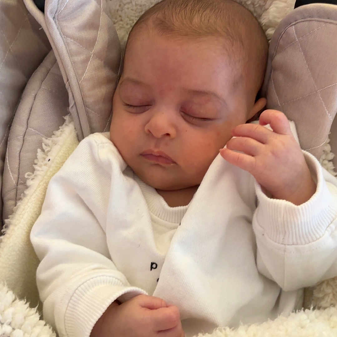 Lucianna participe au concours pour gagner de l'argent avec cette photo : baby, blanket, car_seat, child, closeup, clothing, comfort, cozy, cute, face, hand, indoors, infant, newborn, peaceful, portrait, resting, sleeping, soft_texture, white_clothing