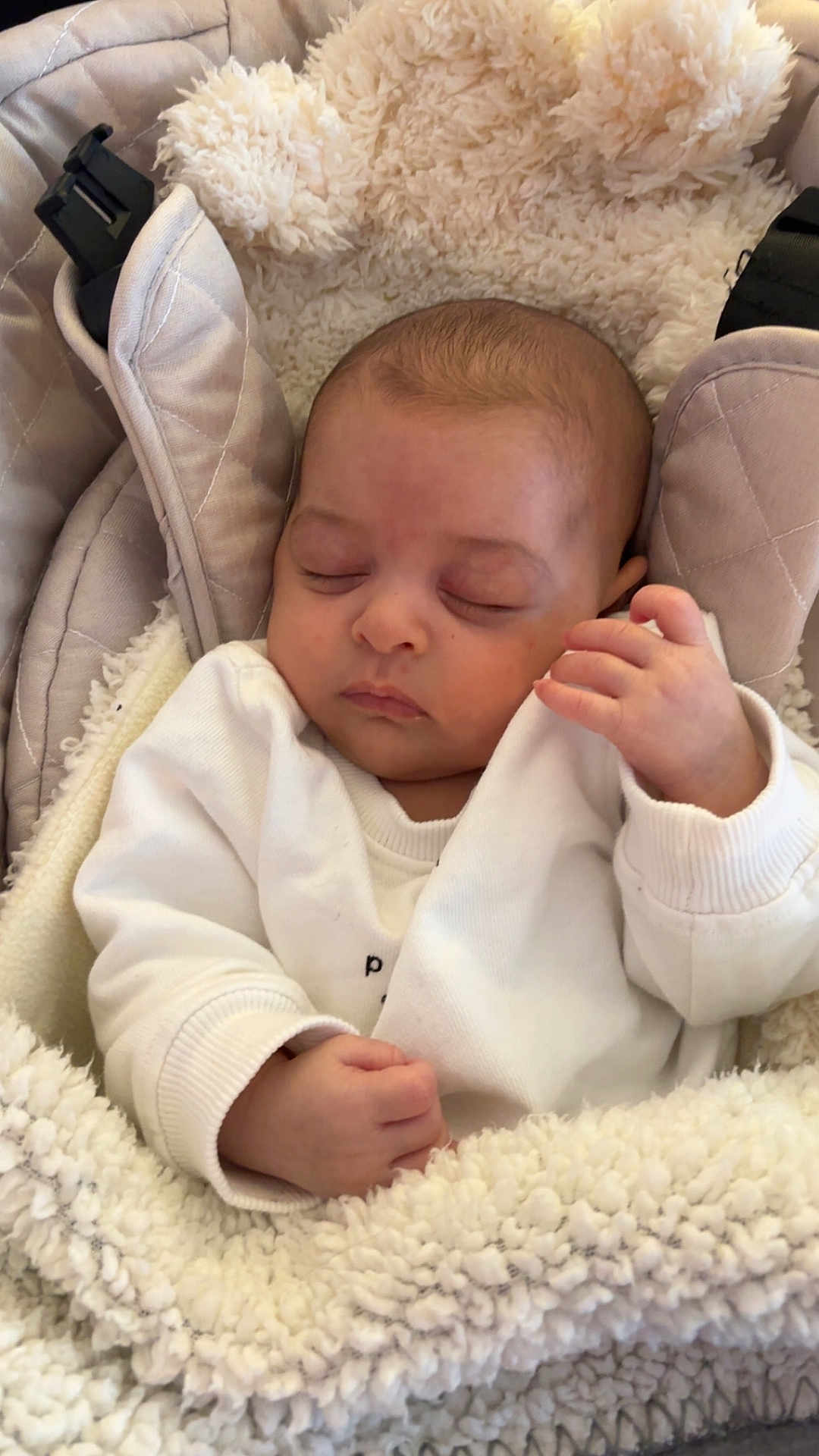 Lucianna participe au concours pour gagner de l'argent avec cette photo : baby, sleeping, blanket, car_seat, clothing, infant, face, hand, soft_texture, cozy, child, portrait, peaceful, cute, resting, indoors, newborn, white_clothing, comfort, closeup