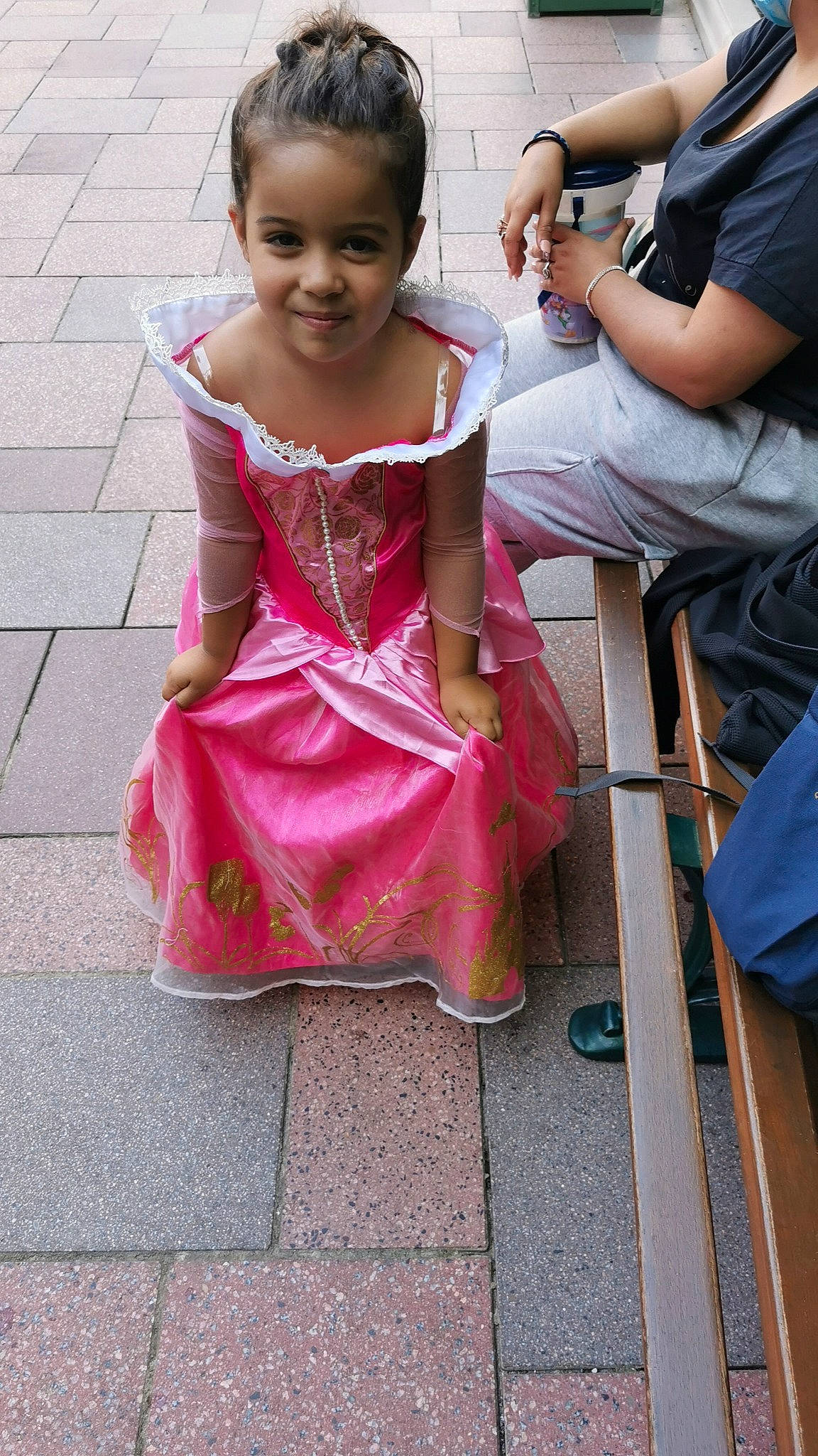 Lina a rejoint le concours — aidez-le/la à gagner de superbes lots ! baby_toddler_clothing, chair, child, dress, embellishment, event, fun, happy, joy, leisure, magenta, pattern, person, pink, sandal, shorts, sitting, skin, smile, thigh