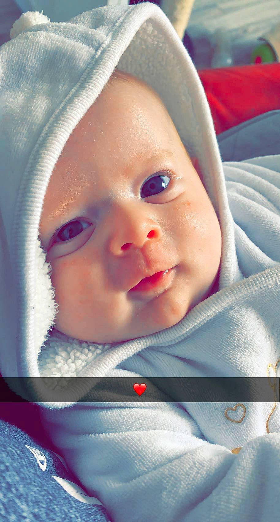 James participe au concours pour gagner de l'argent avec cette photo : azure, baby, baby_products, baby_toddler_clothing, cap, cheek, child, chin, comfort, eyebrow, eyelash, facial_expression, happy, headwear, human, iris, lip, nose, person, product