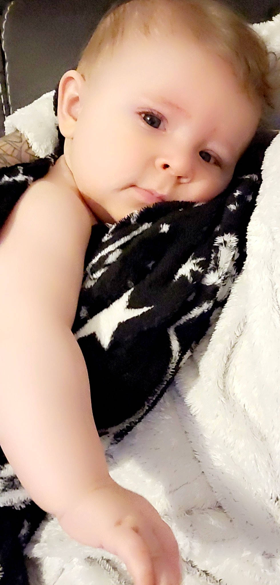 Charles participe au concours pour gagner de l'argent avec cette photo : baby, baby_toddler_clothing, black, black_hair, brown_hair, cheek, chest, child, eyebrow, eyelash, fashion_design, flash_photography, gesture, lip, nail, neck, person, skin, sleeve, toddler