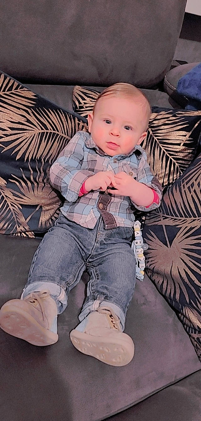 Charles participe au concours pour gagner de l'argent avec cette photo : baby, baby_products, baby_toddler_clothing, boot, cheek, child, comfort, denim, eye, fun, human_leg, knee, lap, leg, pattern, person, sitting, sneakers, textile, thigh
