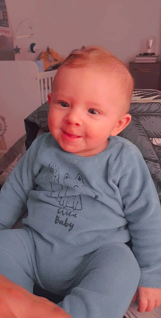 Charles a rejoint le concours — aidez-le/la à gagner de superbes lots ! arm, baby, baby_toddler_clothing, cheek, chin, cool, ear, eyebrow, facial_expression, forehead, head, iris, lip, mouth, neck, nose, person, skin, sleeve, smile