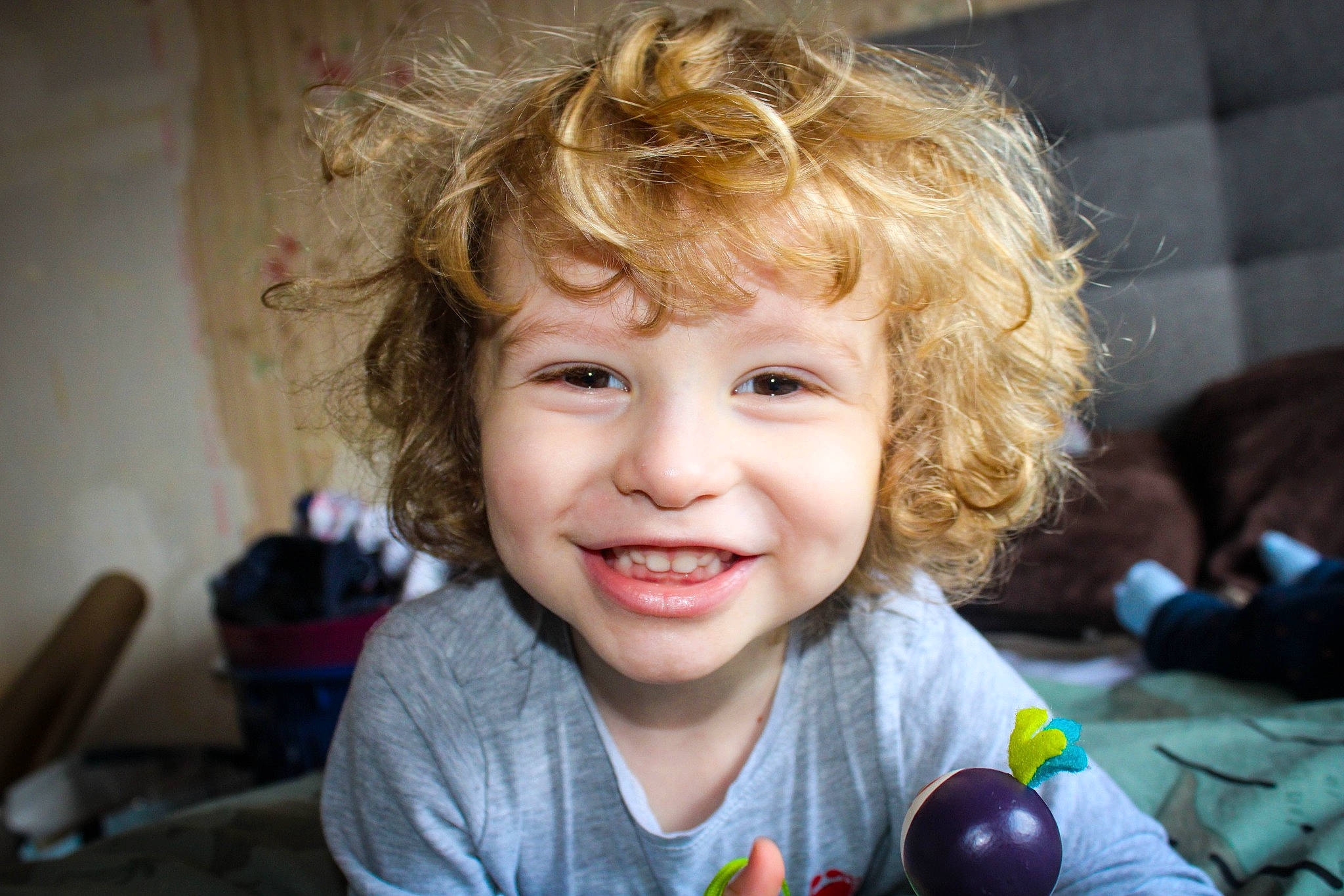 Jassim a rejoint le concours — aidez-le/la à gagner de superbes lots ! brown_hair, cheek, child, chin, eye, face, fun, grass, hairstyle, happy, iris, joy, lip, mouth, nose, organ, person, sitting, skin, smile
