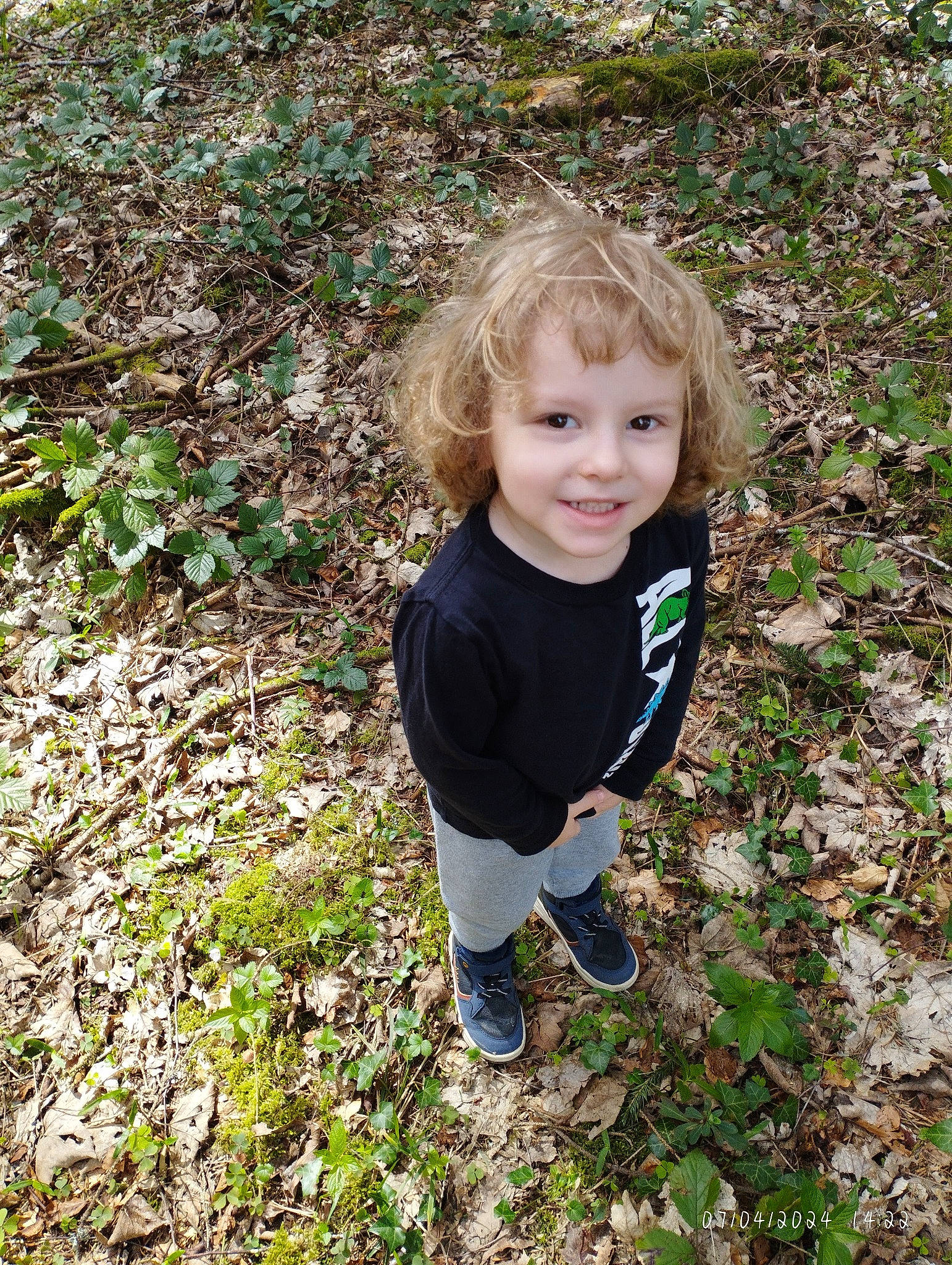 Jassim participe au concours pour gagner de l'argent avec cette photo : baby_toddler_clothing, child, eye, face, fun, grass, grass_family, grassland, groundcover, happy, joy, natural_environment, natural_landscape, people_in_nature, person, plant, portrait_photography, prairie, smile, soil