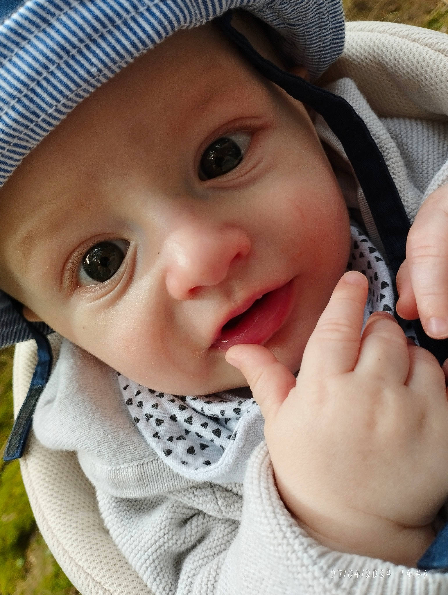 Ishâq participe au concours pour gagner de l'argent avec cette photo : baby, cap, cheek, chin, clothing, eye, eyebrow, eyelash, face, facial_expression, hat, headwear, lip, mouth, neck, nose, organ, outerwear, person, skin