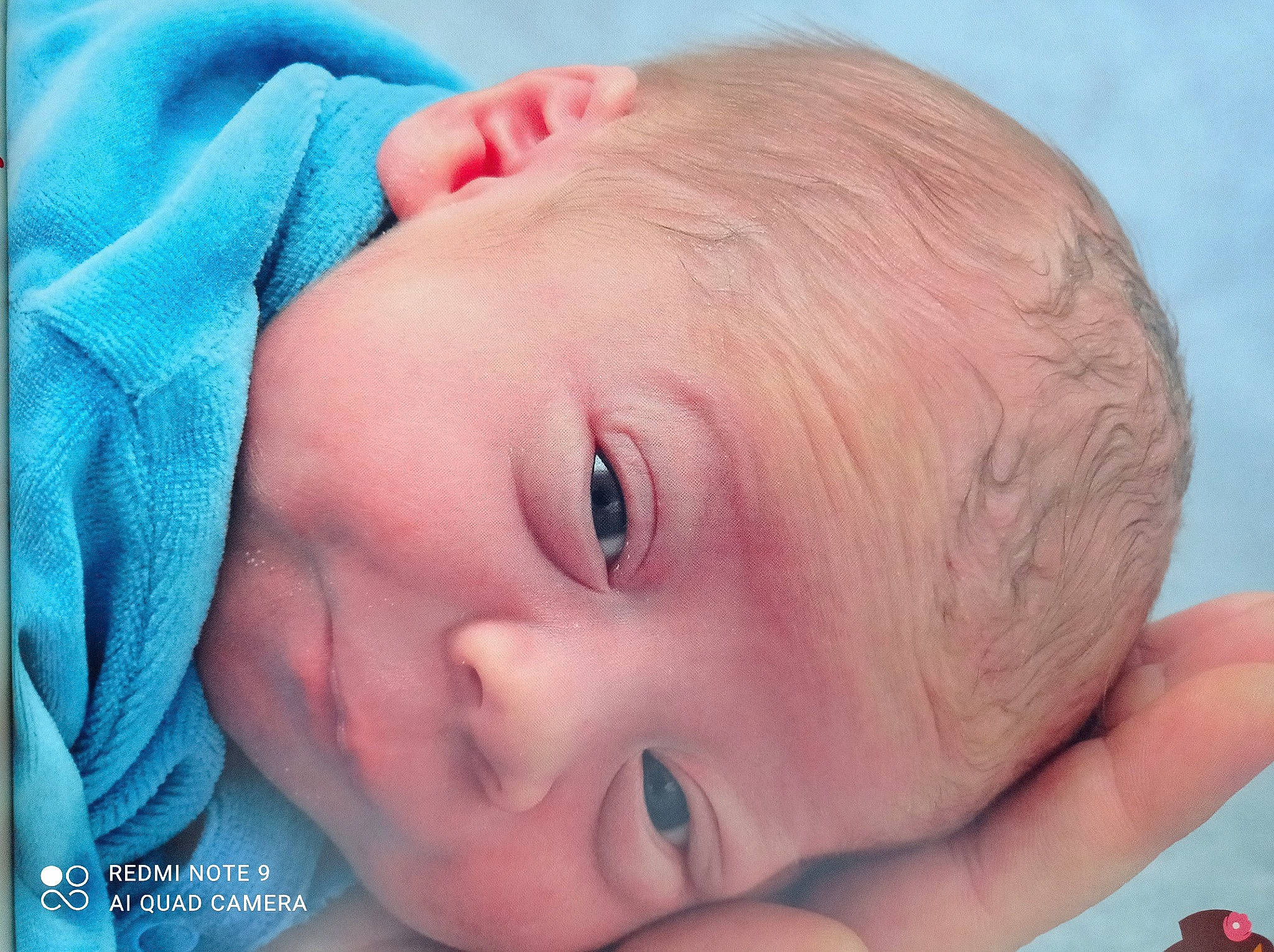 Gianni participe au concours pour gagner de l'argent avec cette photo : azure, cheek, chin, eye, eyebrow, eyelash, face, facial_expression, forehead, gesture, hand, human, human_body, iris, lip, mouth, nose, organ, person, skin